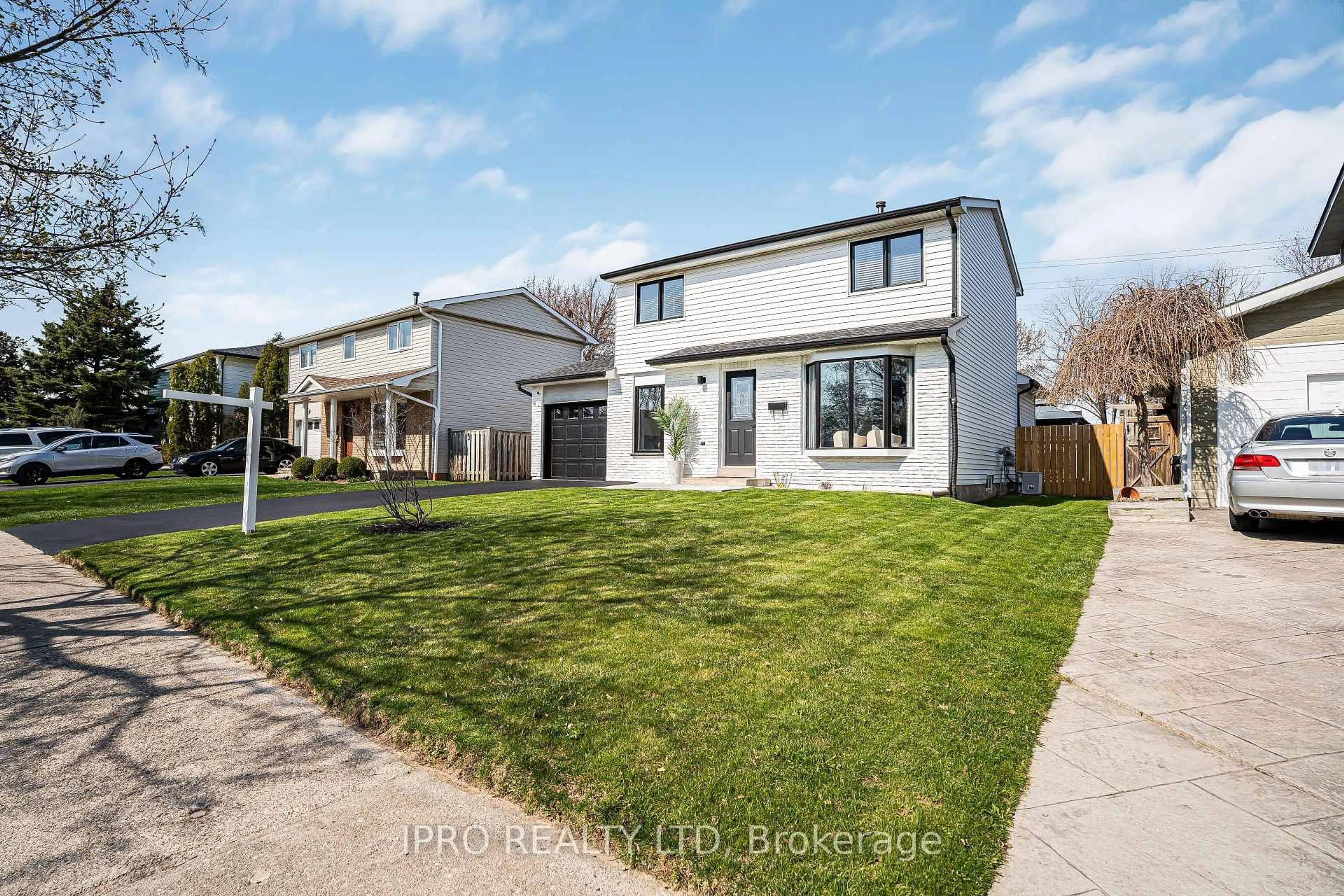 A pic from outside/outdoor area/front of a property/back of a property/a pic from drone, street for 864 Cabot Tr, Milton Ontario L9T 3S8