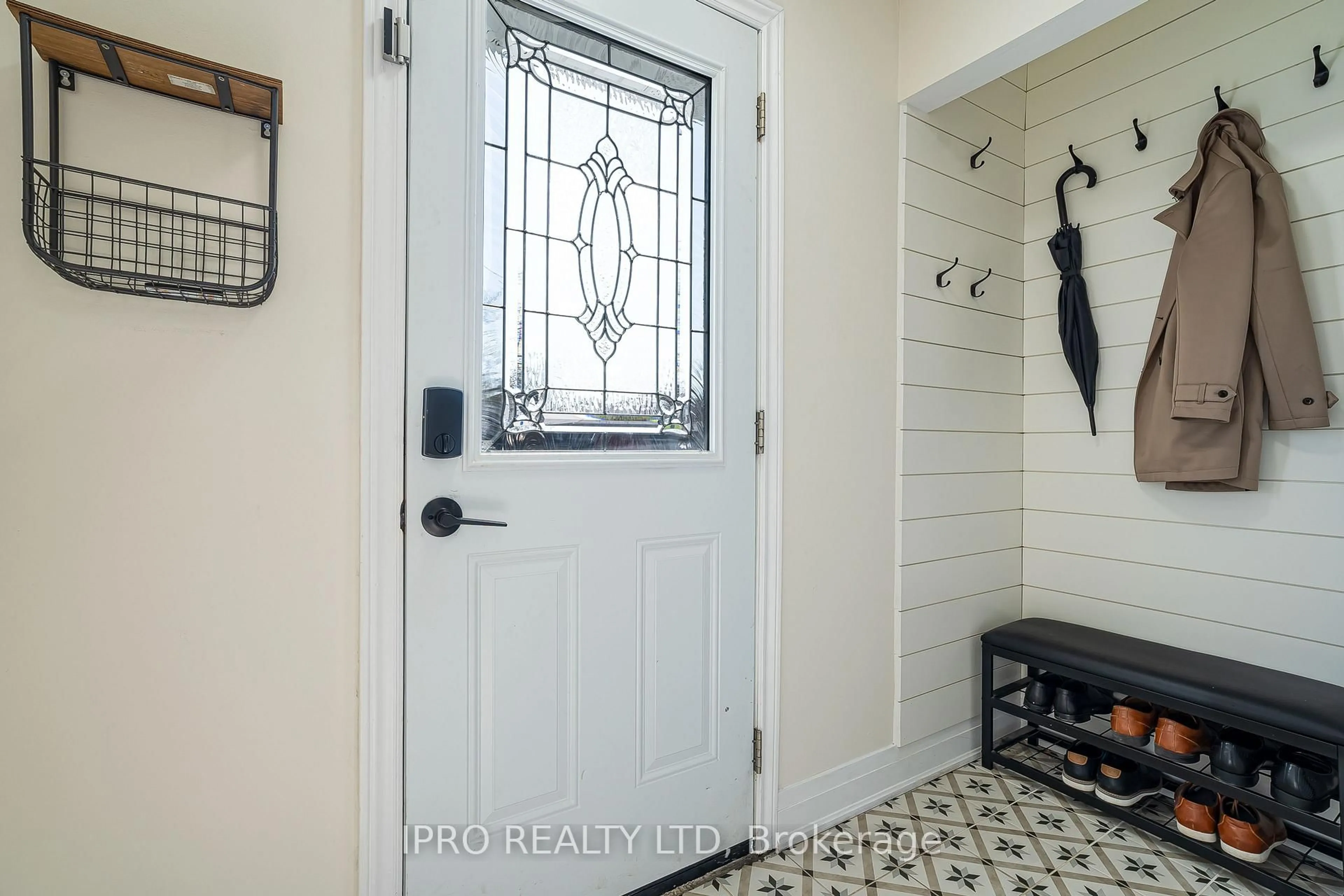 Indoor entryway for 864 Cabot Tr, Milton Ontario L9T 3S8