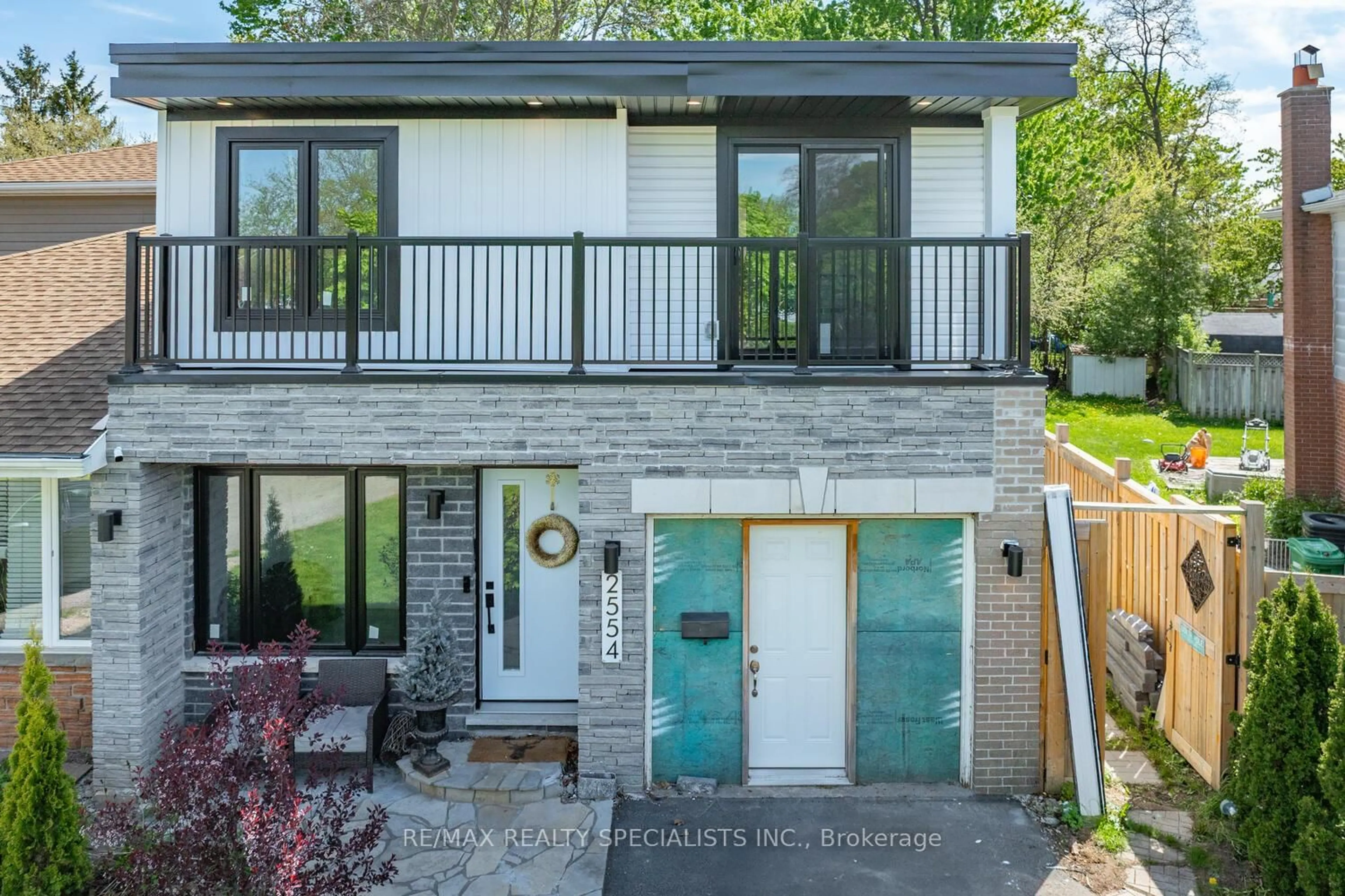 Home with brick exterior material, street for 2554 Barcella Cres, Mississauga Ontario L5K 1E2