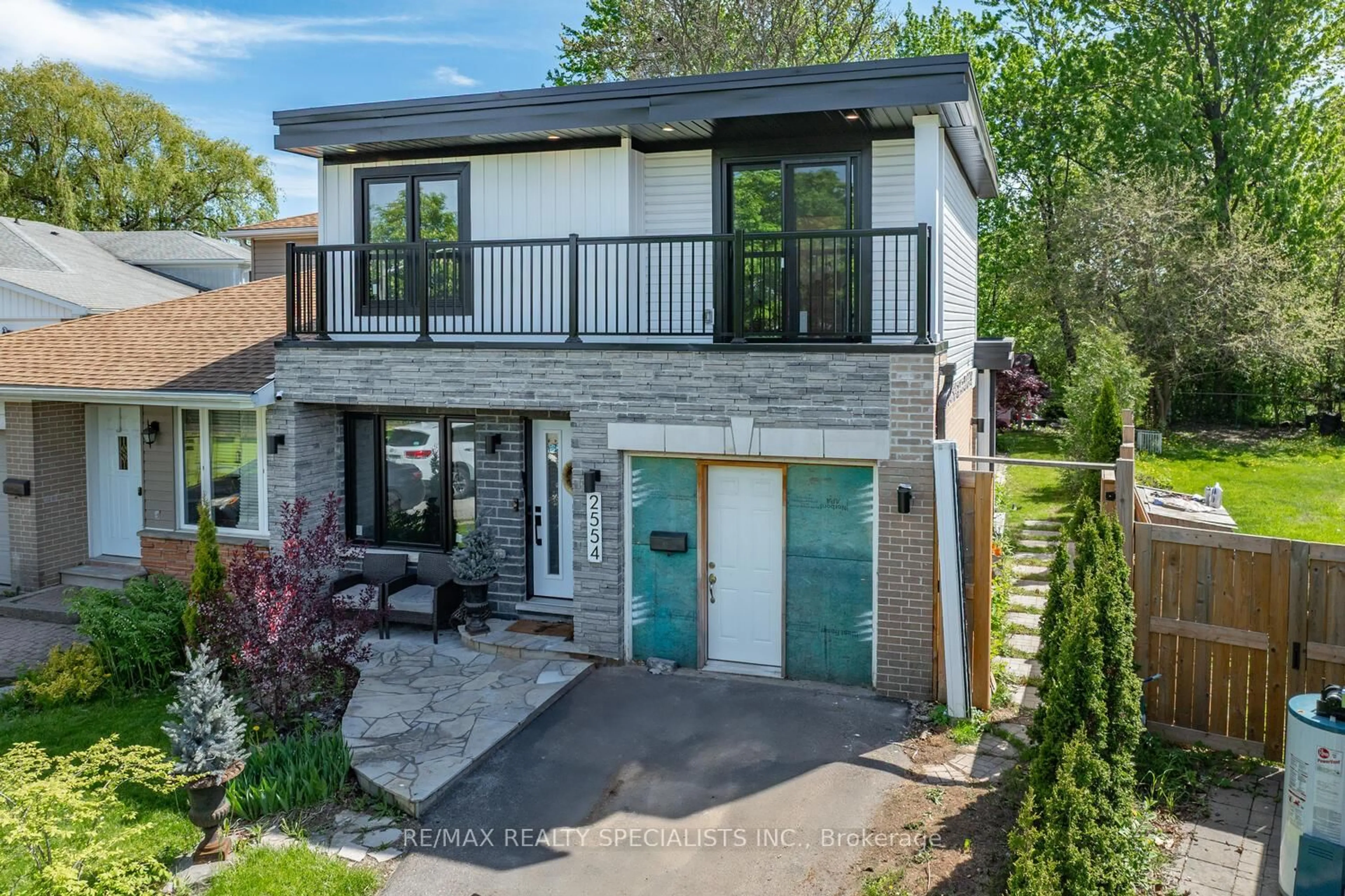 Home with brick exterior material, street for 2554 Barcella Cres, Mississauga Ontario L5K 1E2