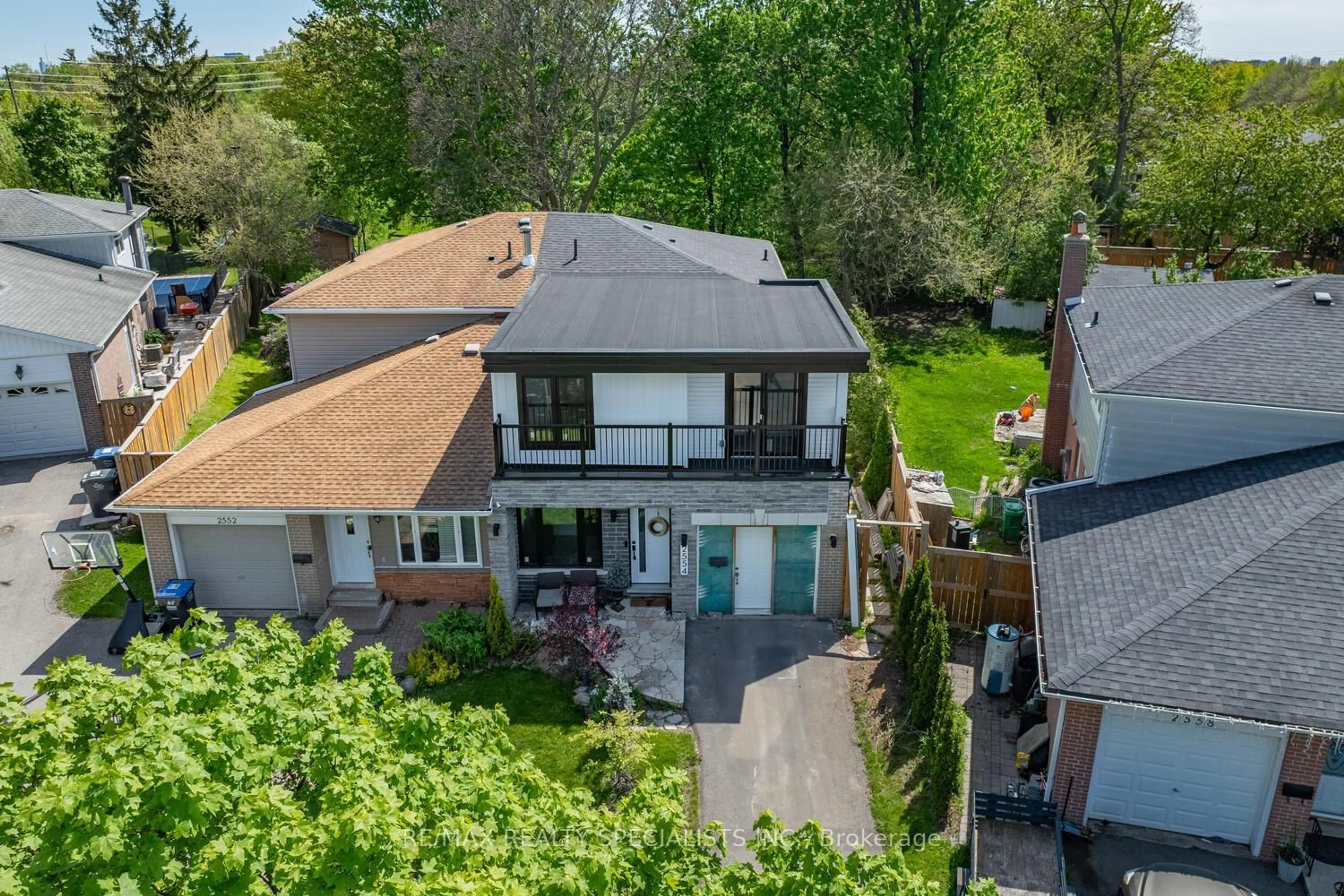 A pic from outside/outdoor area/front of a property/back of a property/a pic from drone, street for 2554 Barcella Cres, Mississauga Ontario L5K 1E2