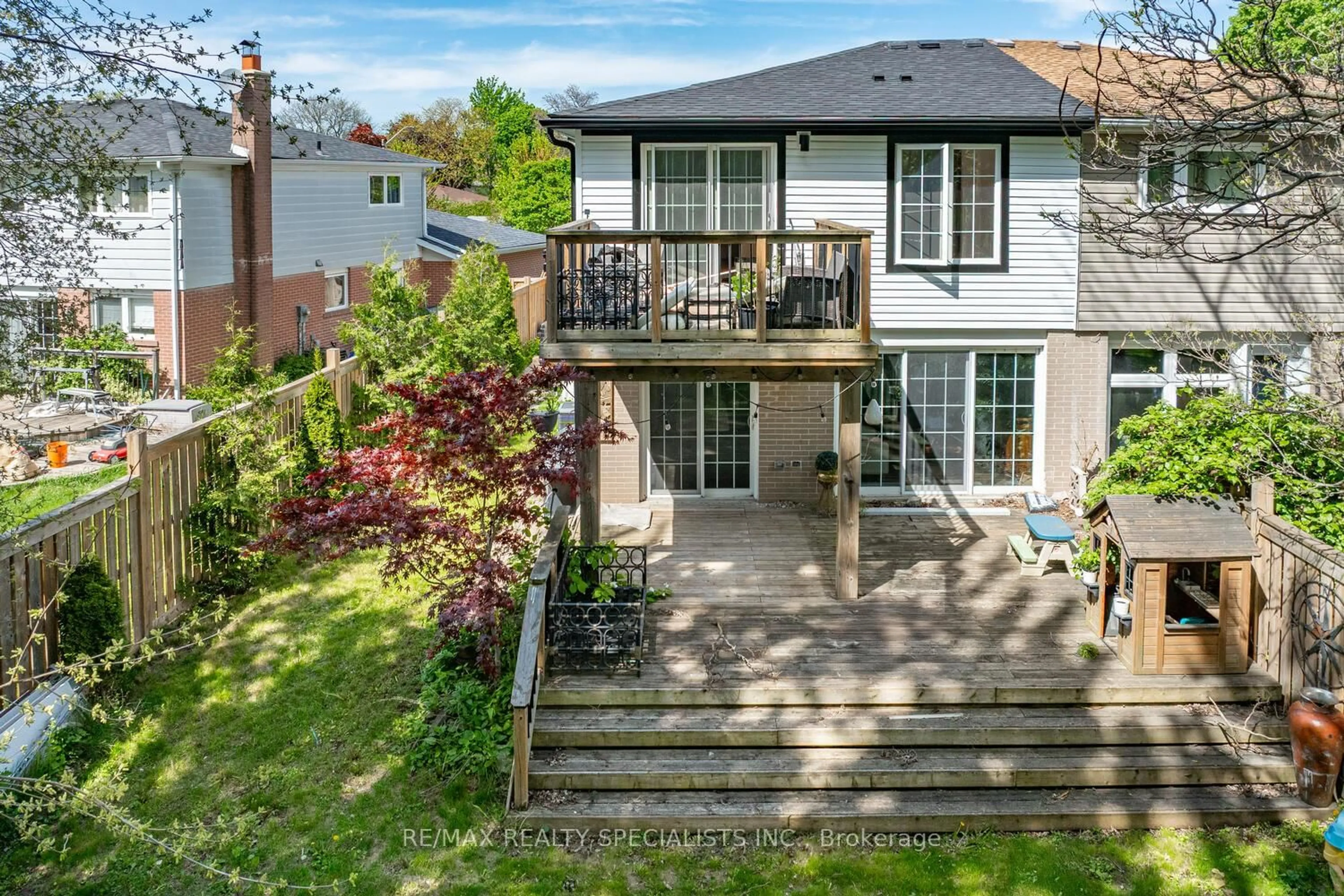 A pic from outside/outdoor area/front of a property/back of a property/a pic from drone, street for 2554 Barcella Cres, Mississauga Ontario L5K 1E2