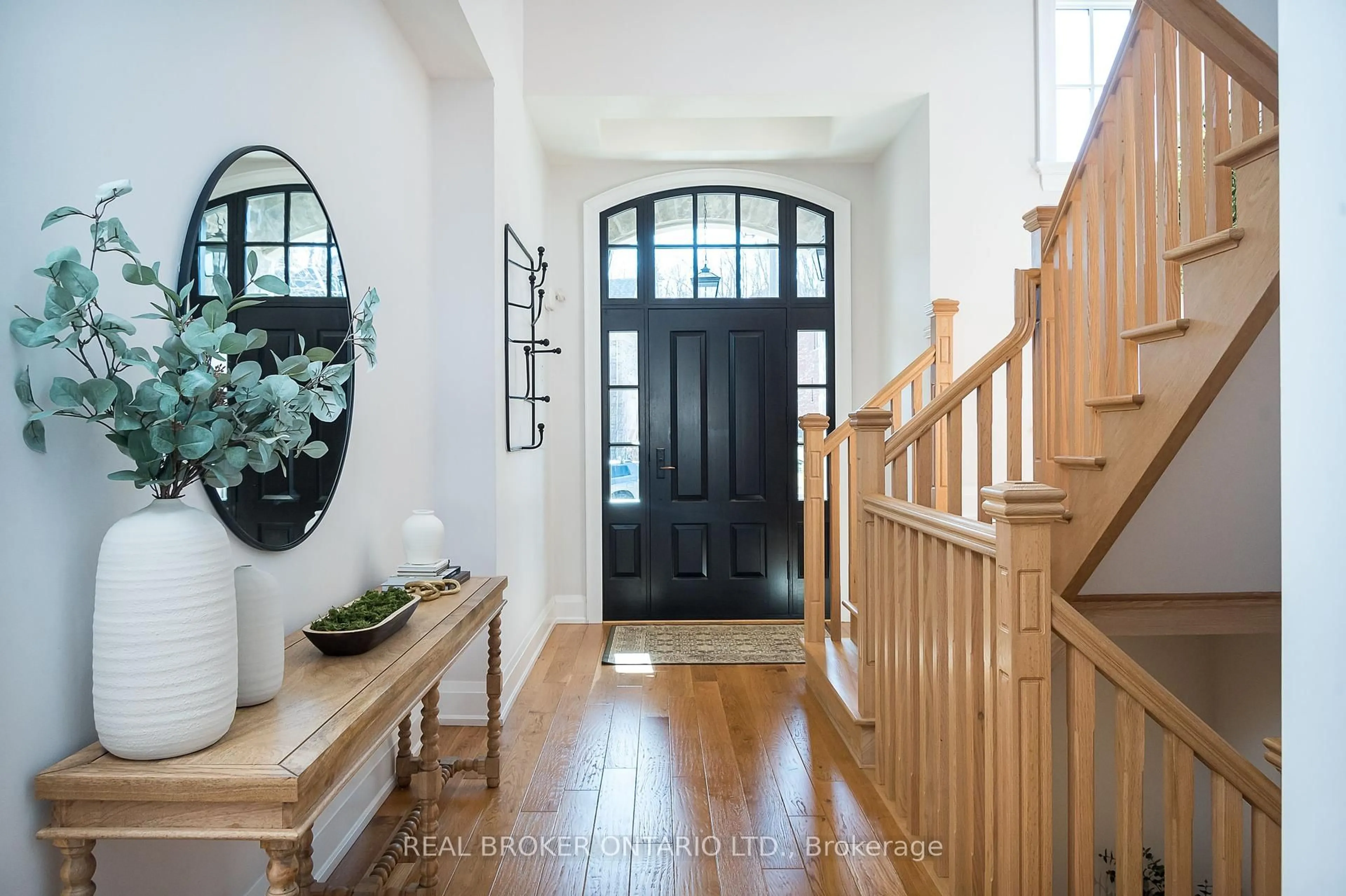 Indoor entryway for 67 Foxtail Crt, Halton Hills Ontario L7G 0G3