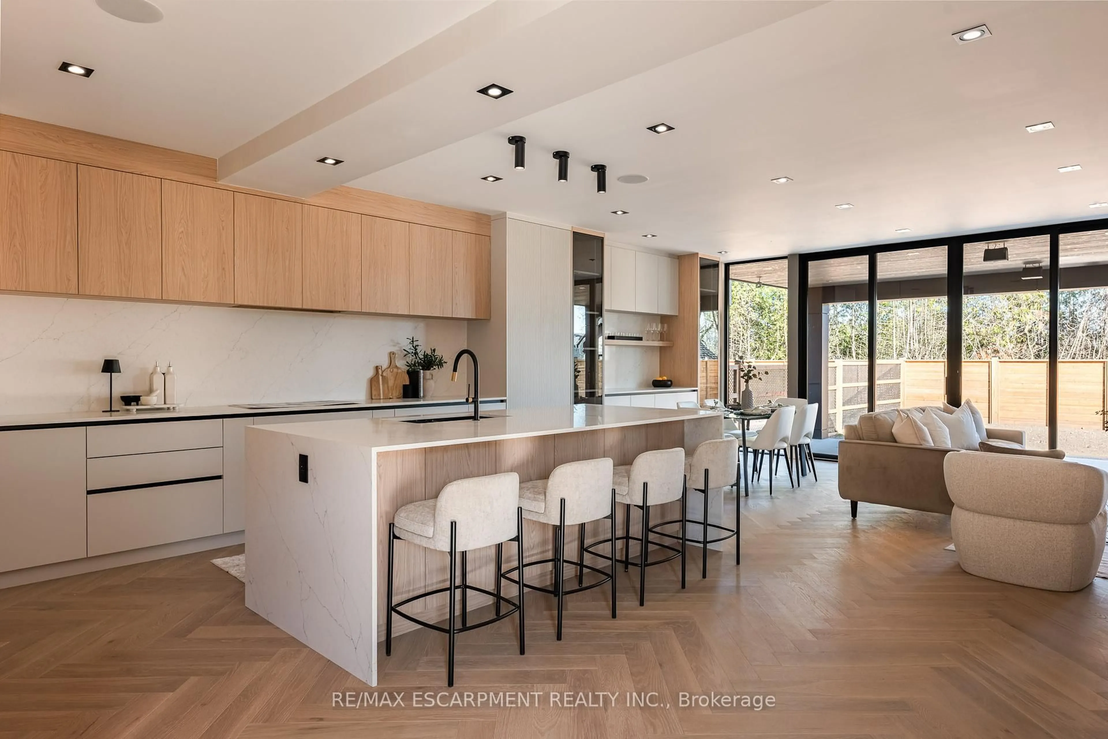Open concept kitchen, unknown for 696 Montbeck Cres, Mississauga Ontario L5G 1P3