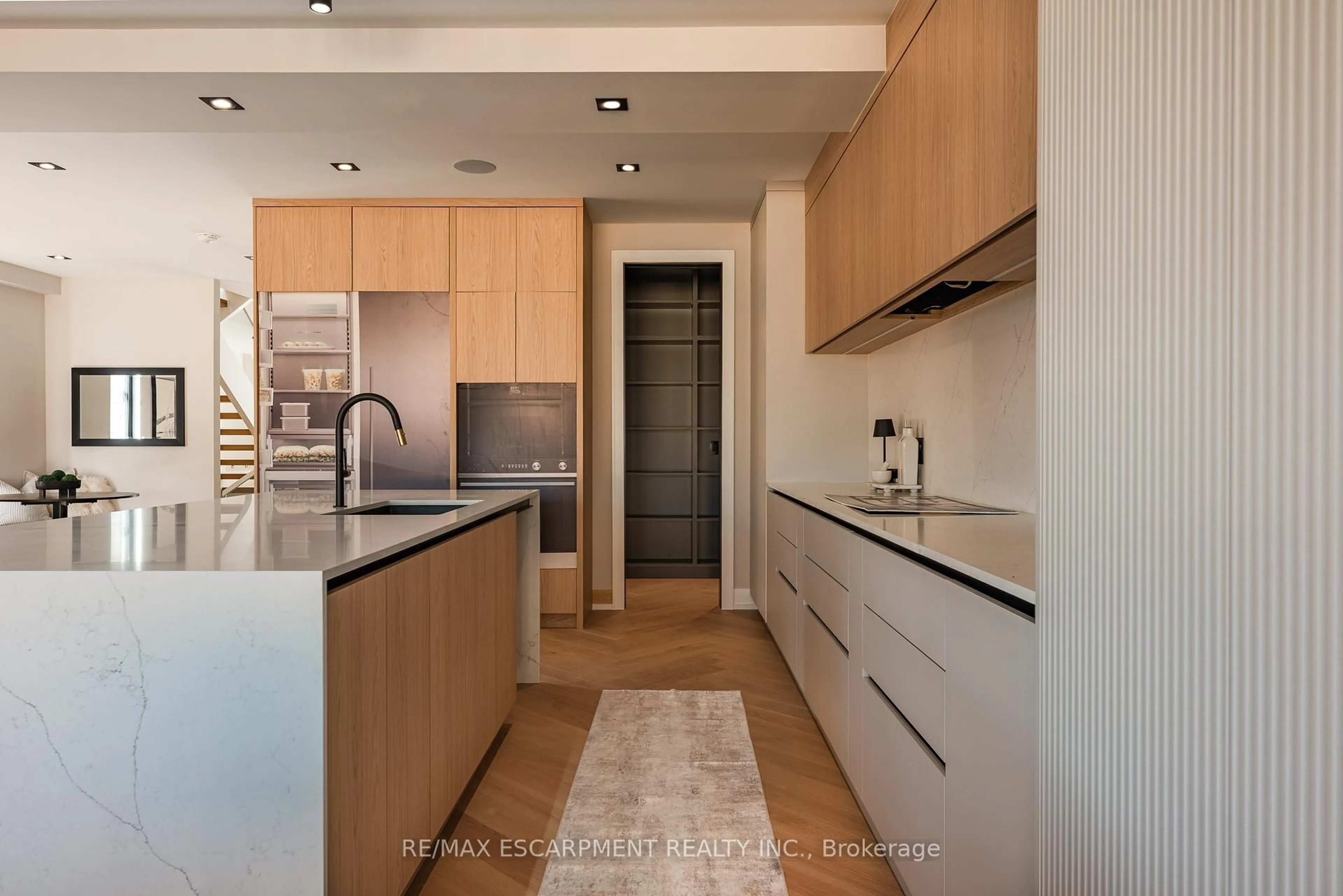 Contemporary kitchen, unknown for 696 Montbeck Cres, Mississauga Ontario L5G 1P3
