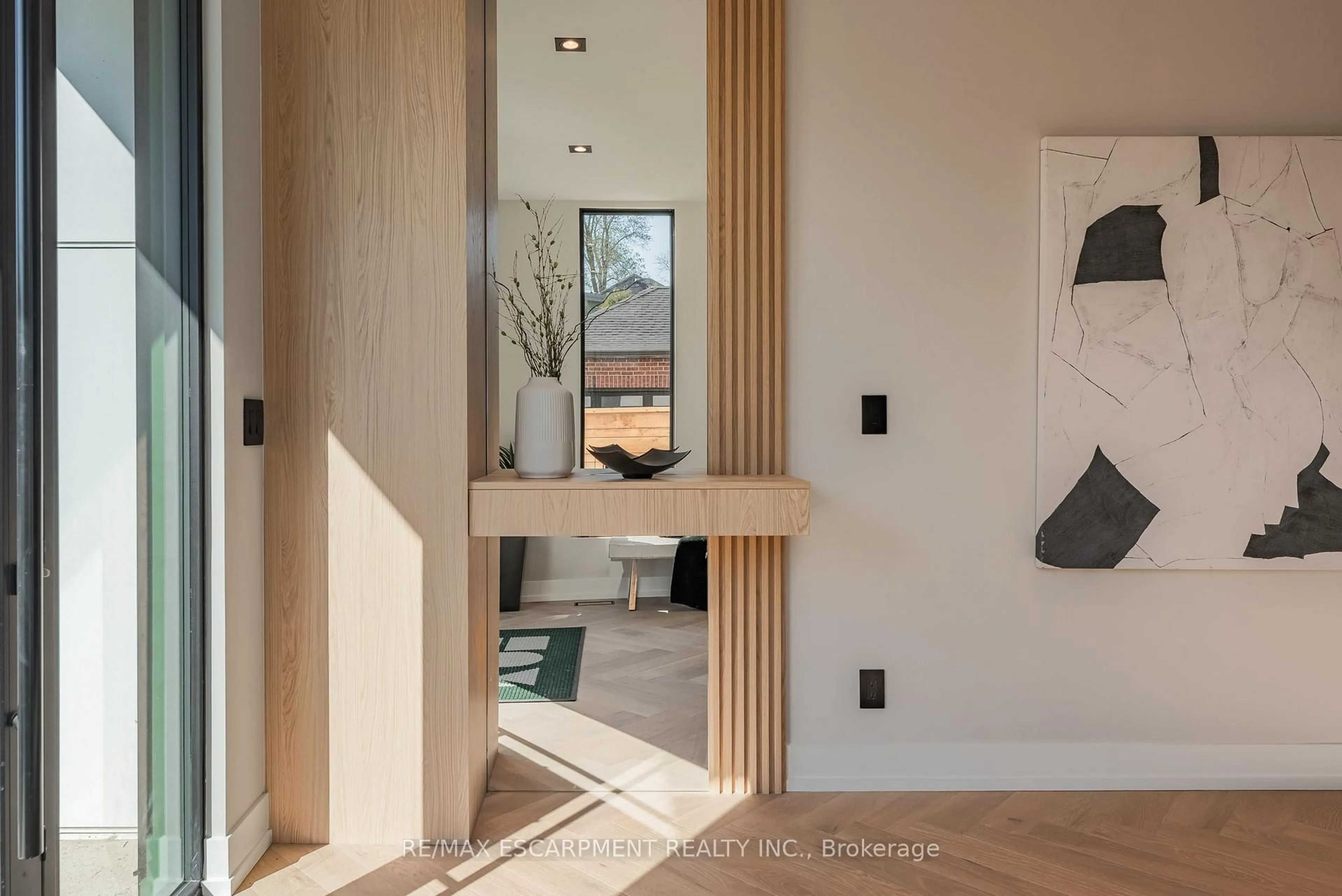 Indoor entryway for 696 Montbeck Cres, Mississauga Ontario L5G 1P3