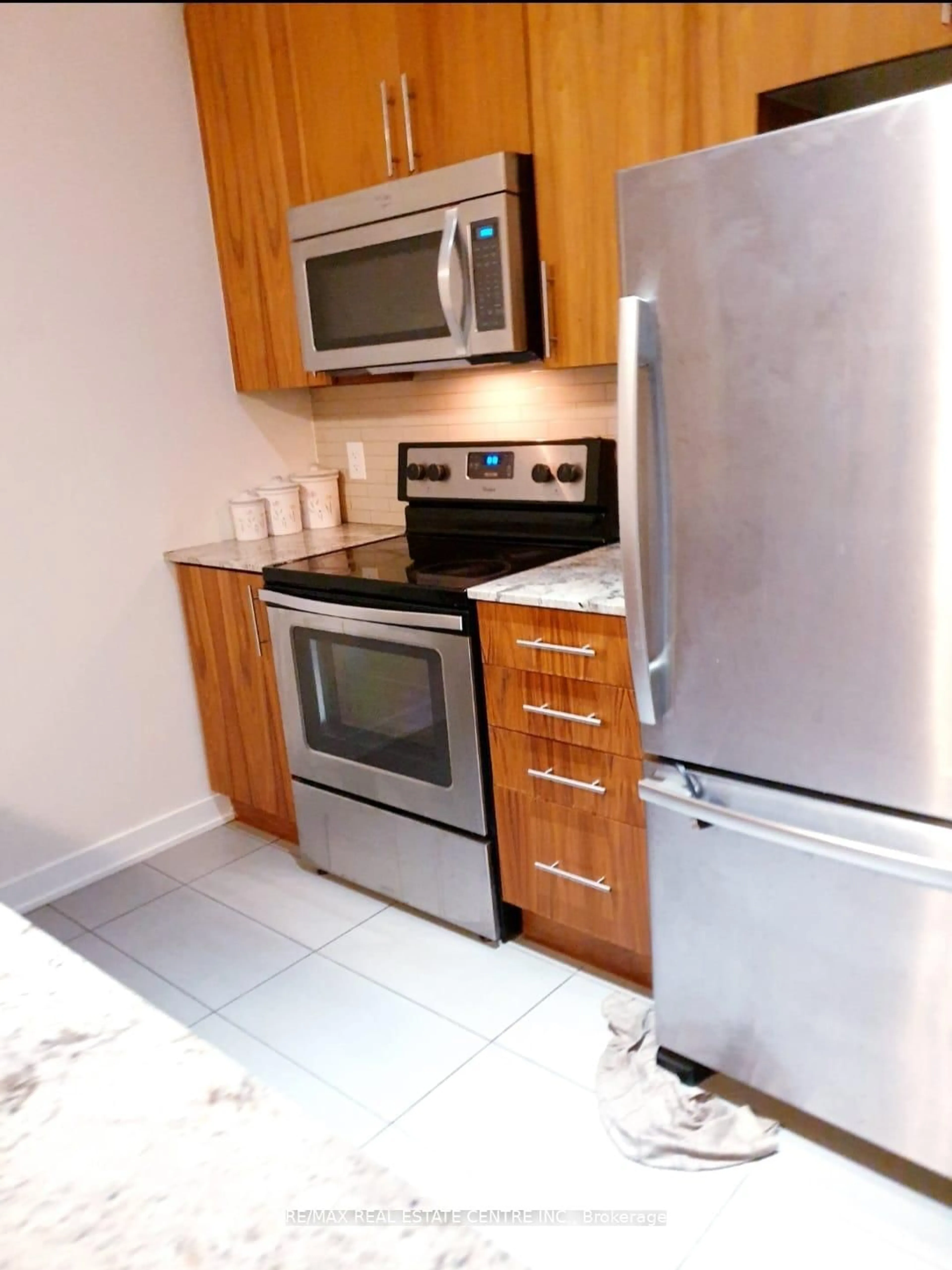 Standard kitchen, unknown for 4099 Brickstone Mews #1803, Mississauga Ontario L5B 0G2