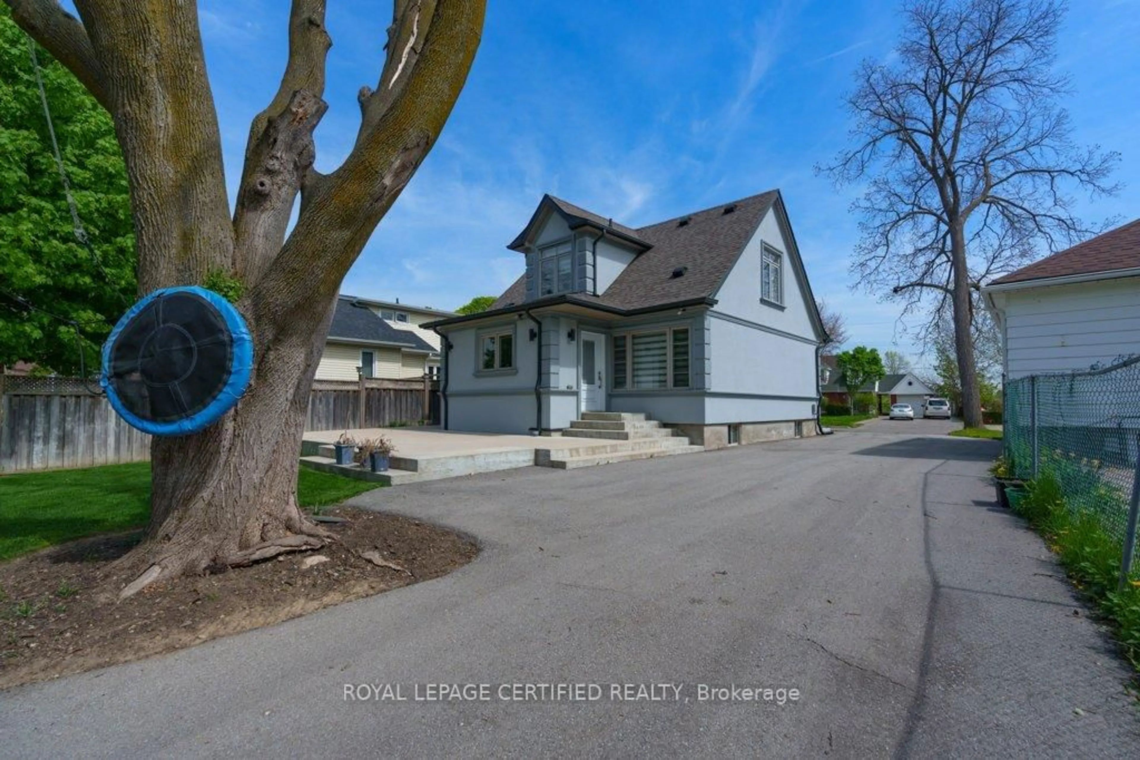 A pic from outside/outdoor area/front of a property/back of a property/a pic from drone, street for 5 Murray St, Brampton Ontario L6X 1R6