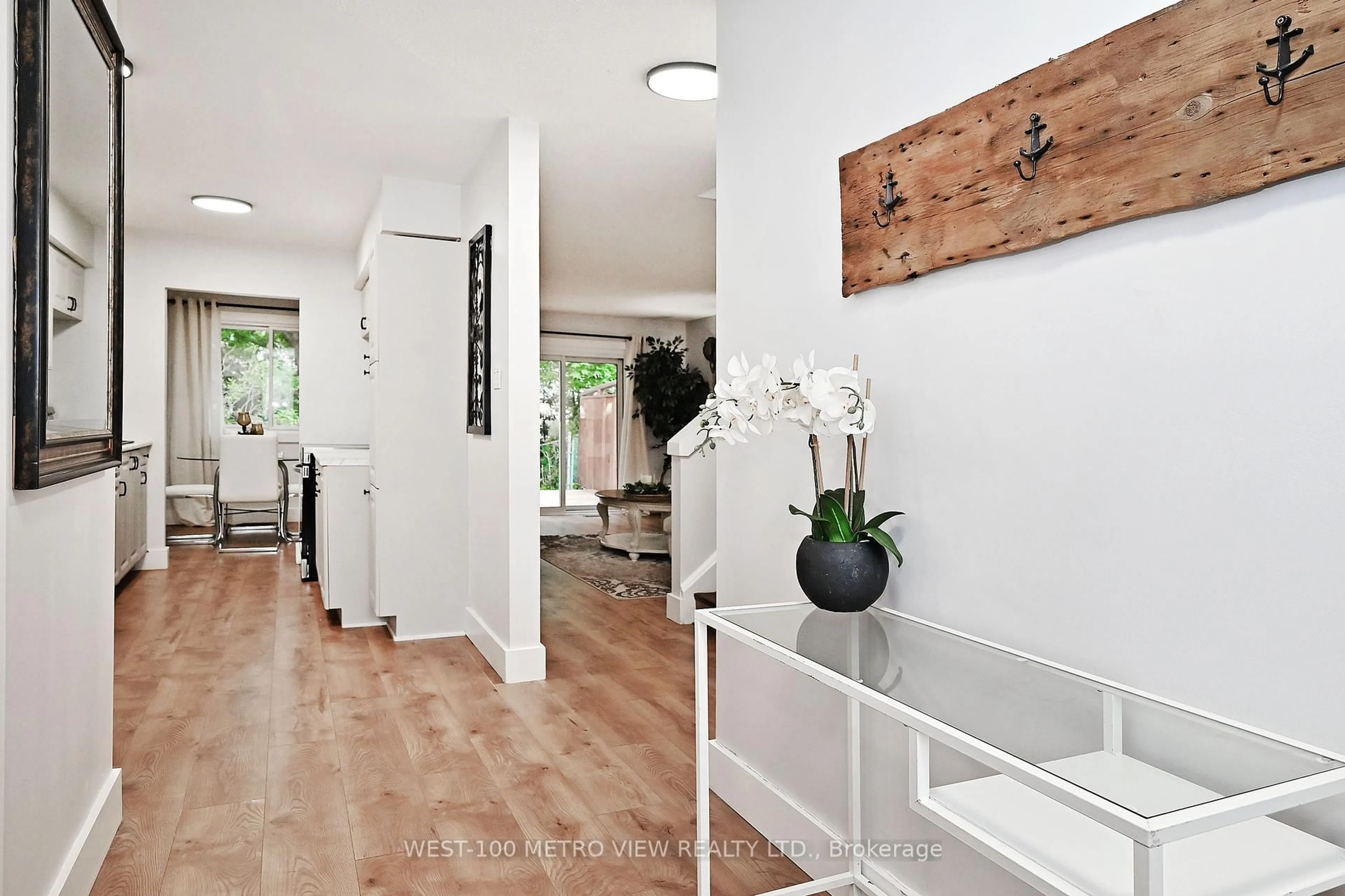 Indoor entryway for 139 John St, Halton Hills Ontario L7G 5A2