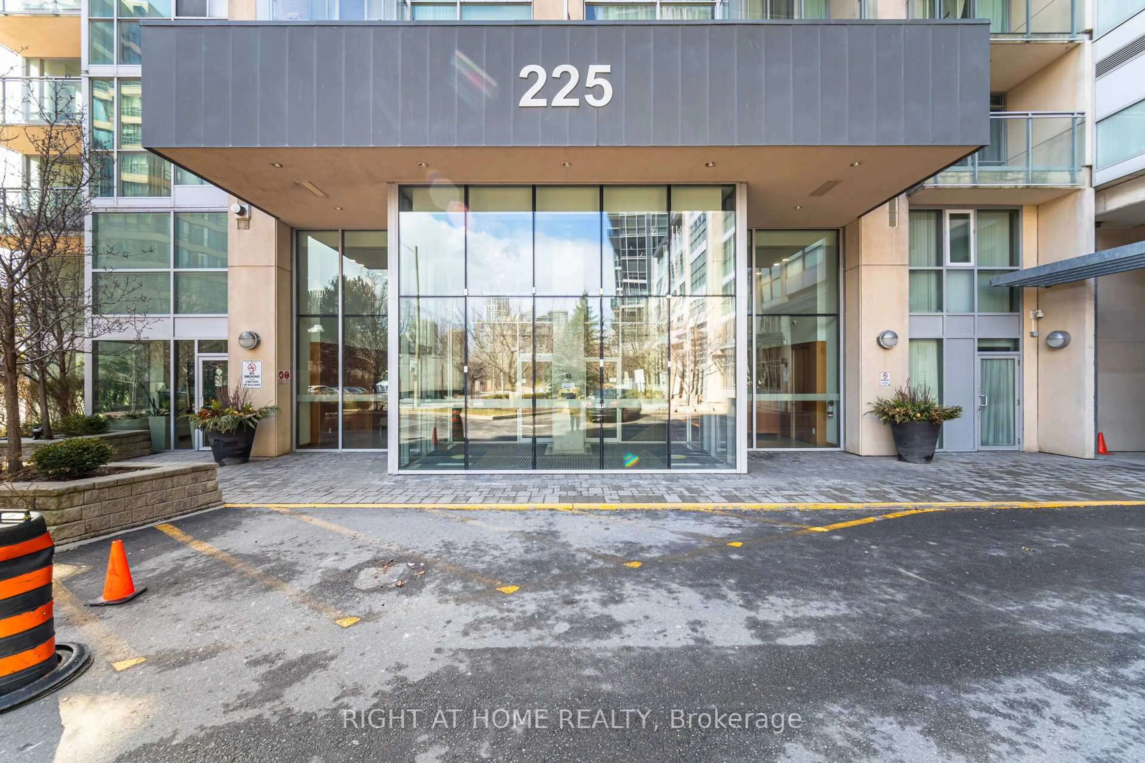 Indoor foyer for 225 Webb Dr #2308, Mississauga Ontario L5B 4P2