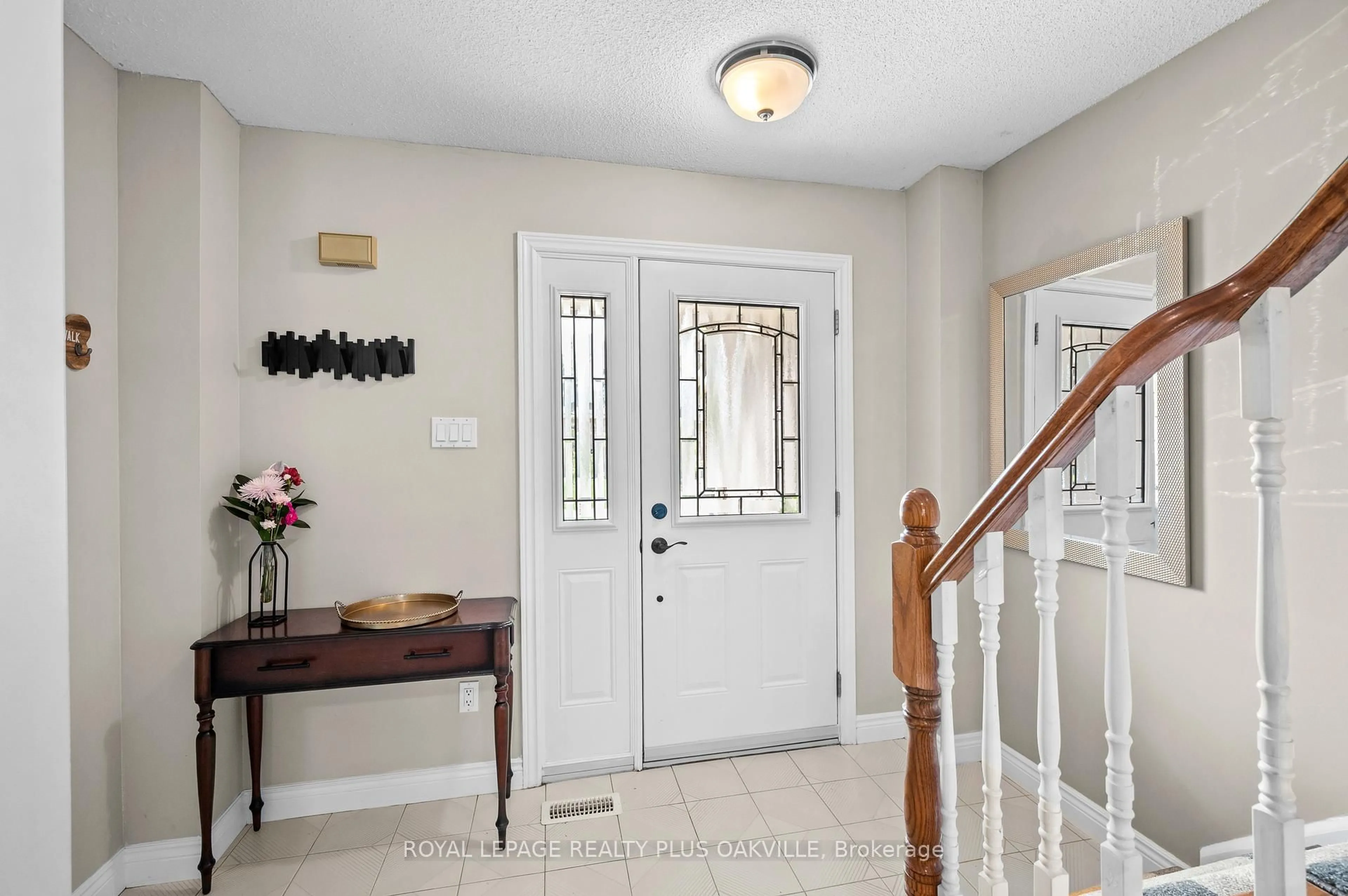Indoor entryway for 5255 Lakeshore Rd #49, Burlington Ontario L7L 5X9