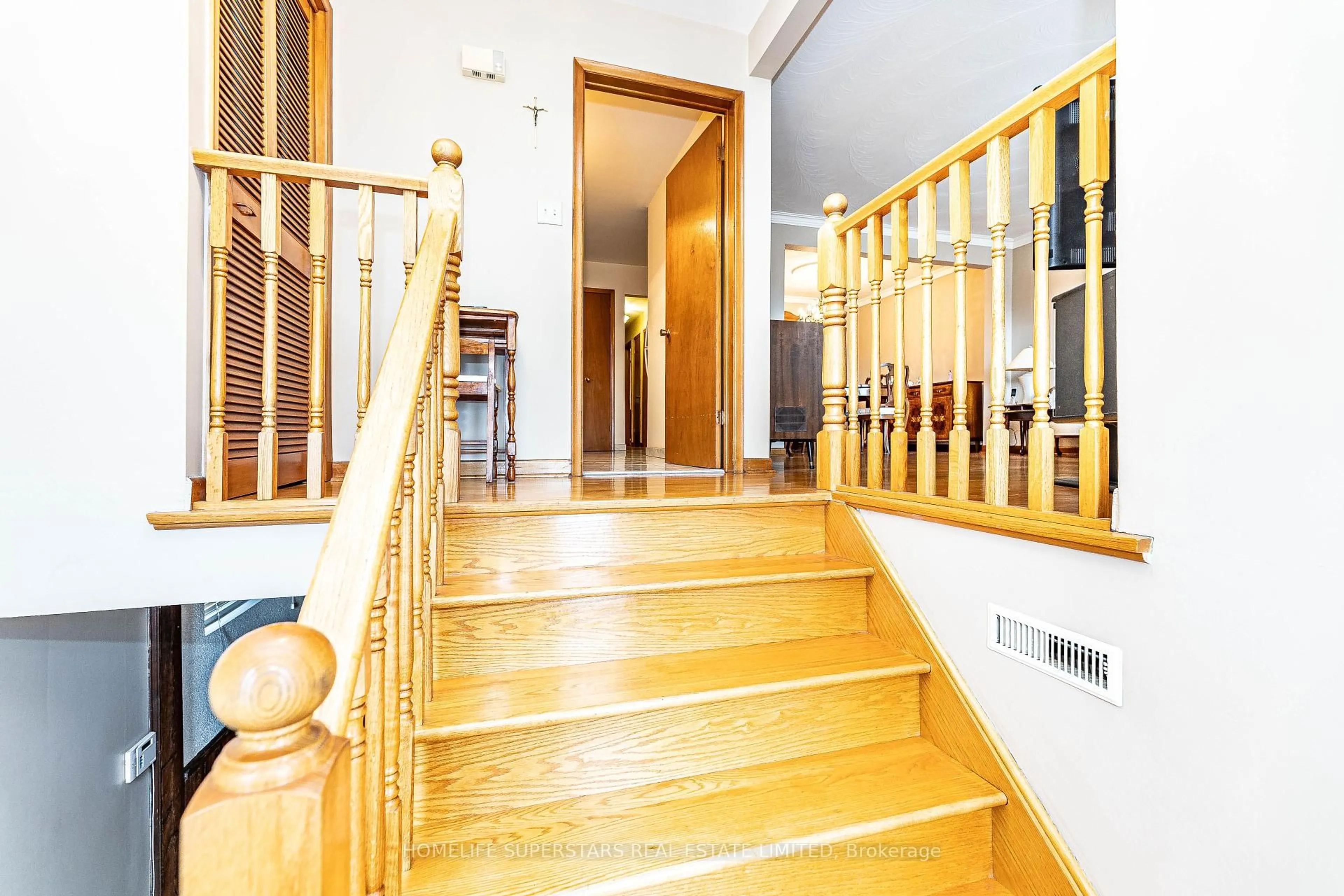 Indoor foyer for 7 Benrubin Dr, Toronto Ontario M9L 2H3