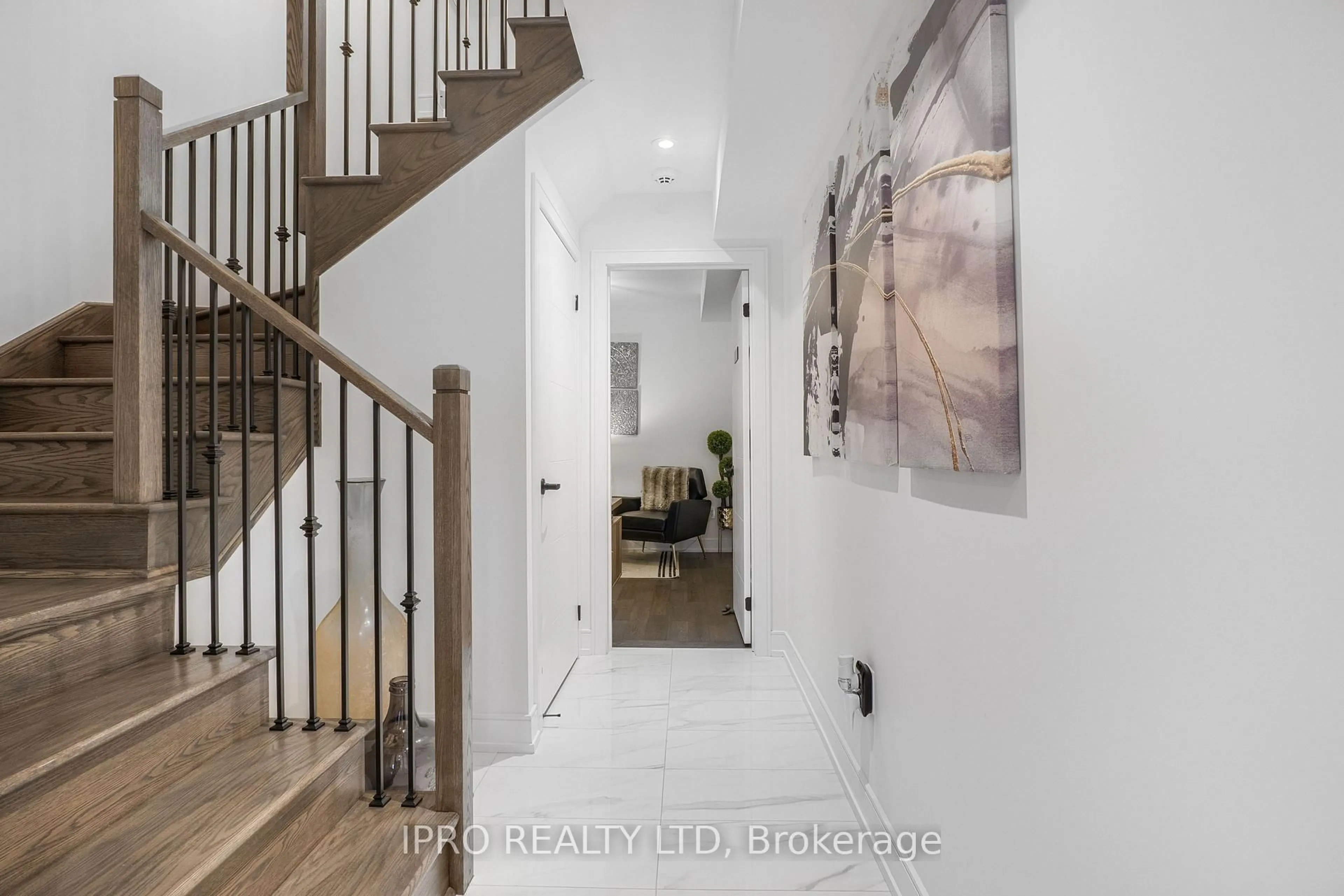 Indoor entryway for 1337 Clarriage Crt, Milton Ontario L9E 1L6