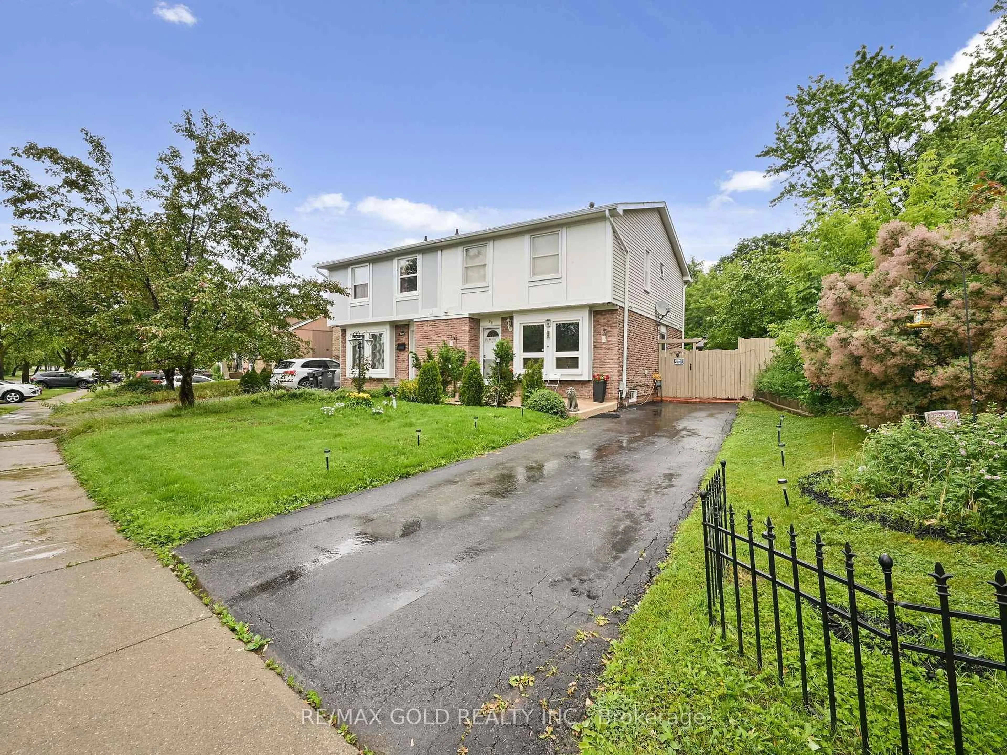 A pic from outside/outdoor area/front of a property/back of a property/a pic from drone, street for 98 Centre St, Brampton Ontario L6V 2Z3