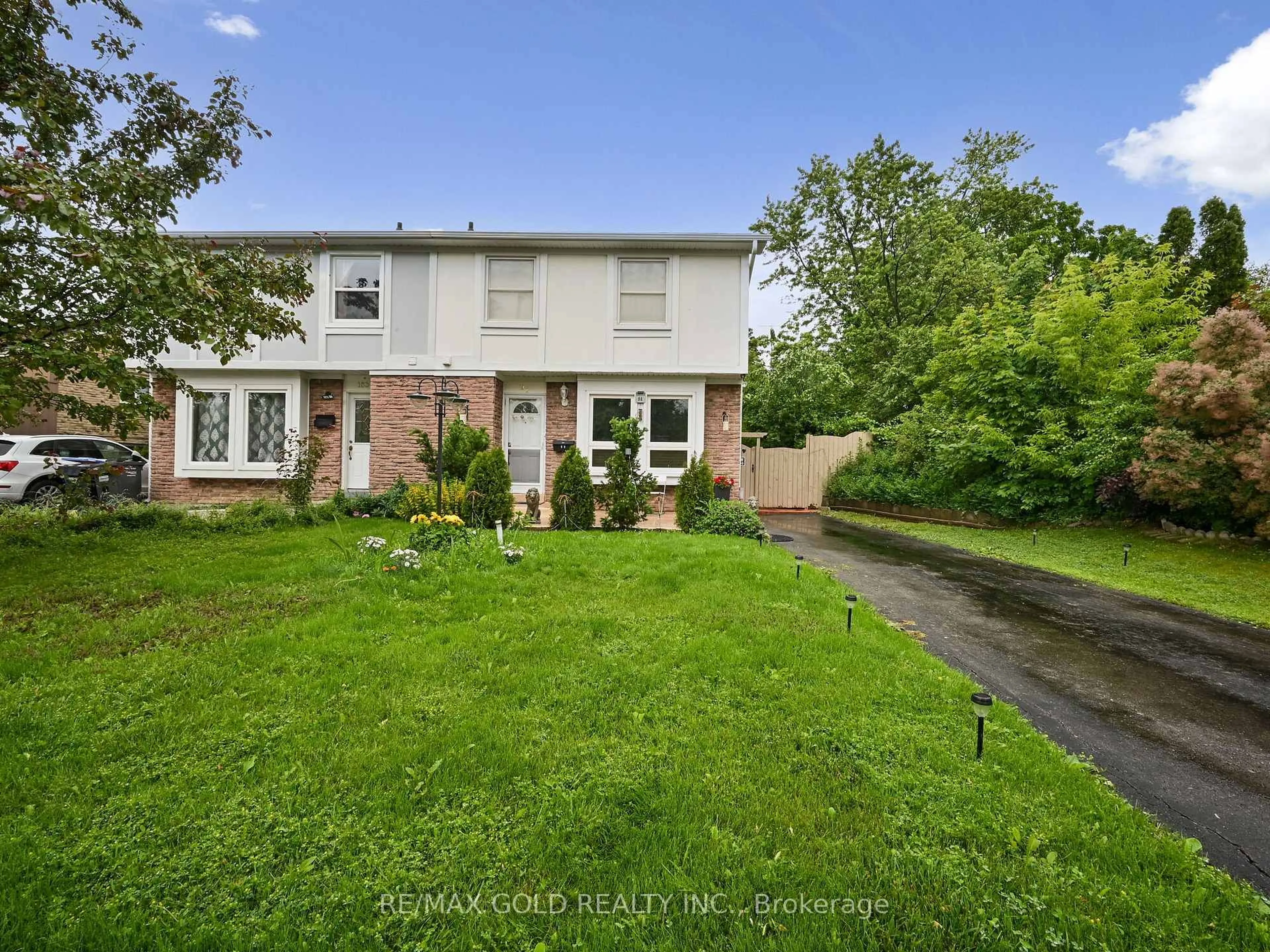 A pic from outside/outdoor area/front of a property/back of a property/a pic from drone, street for 98 Centre St, Brampton Ontario L6V 2Z3