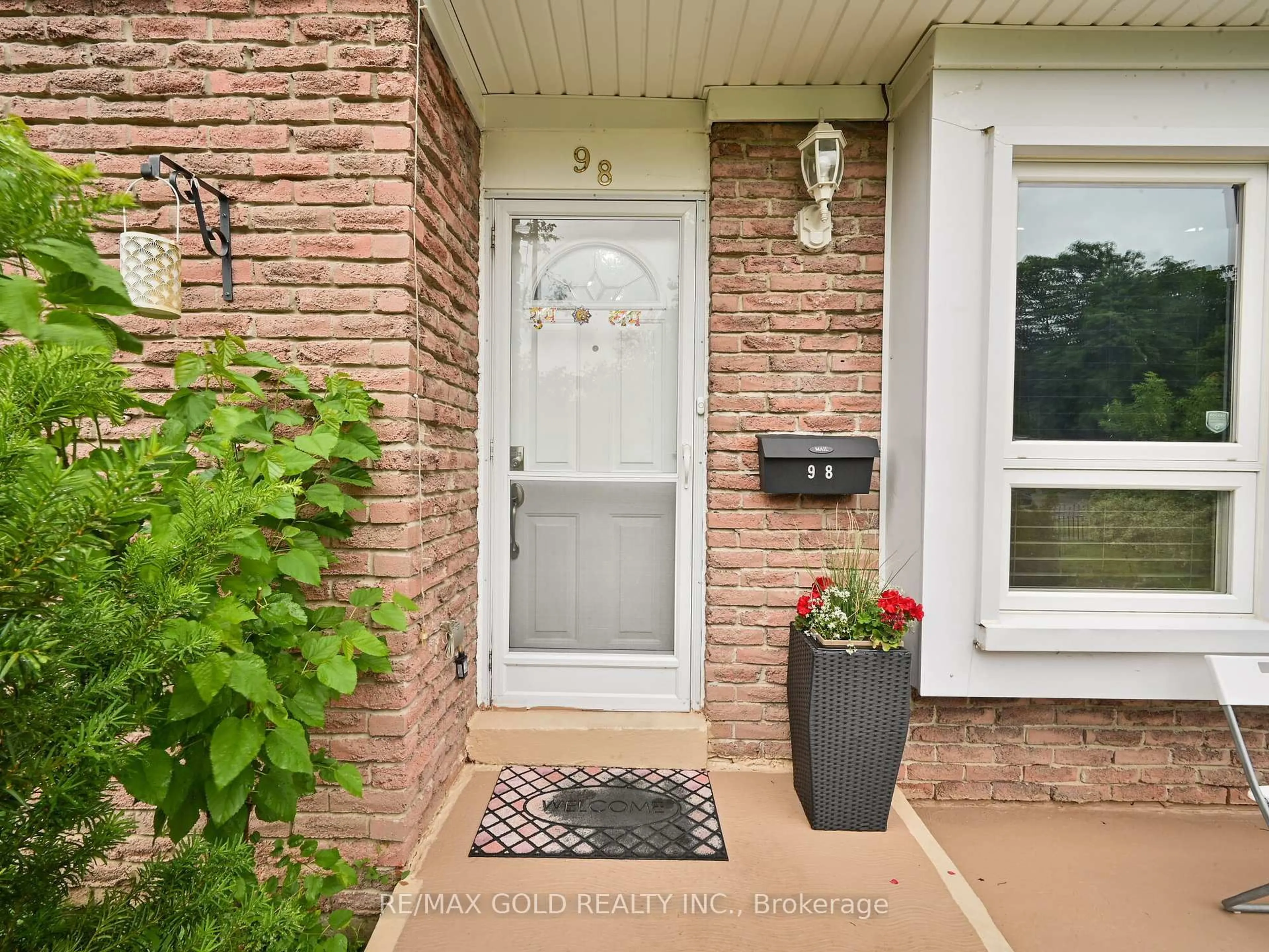 Indoor entryway for 98 Centre St, Brampton Ontario L6V 2Z3