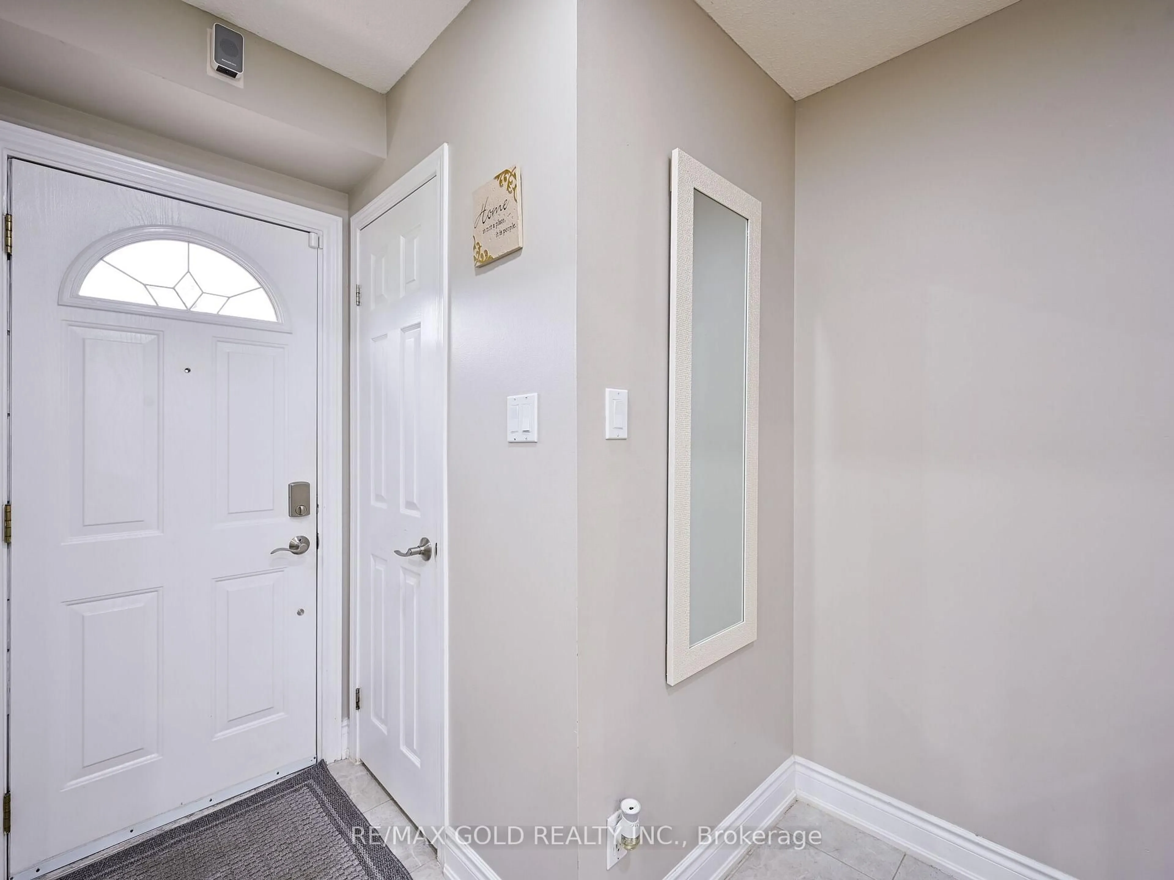 Indoor entryway for 98 Centre St, Brampton Ontario L6V 2Z3