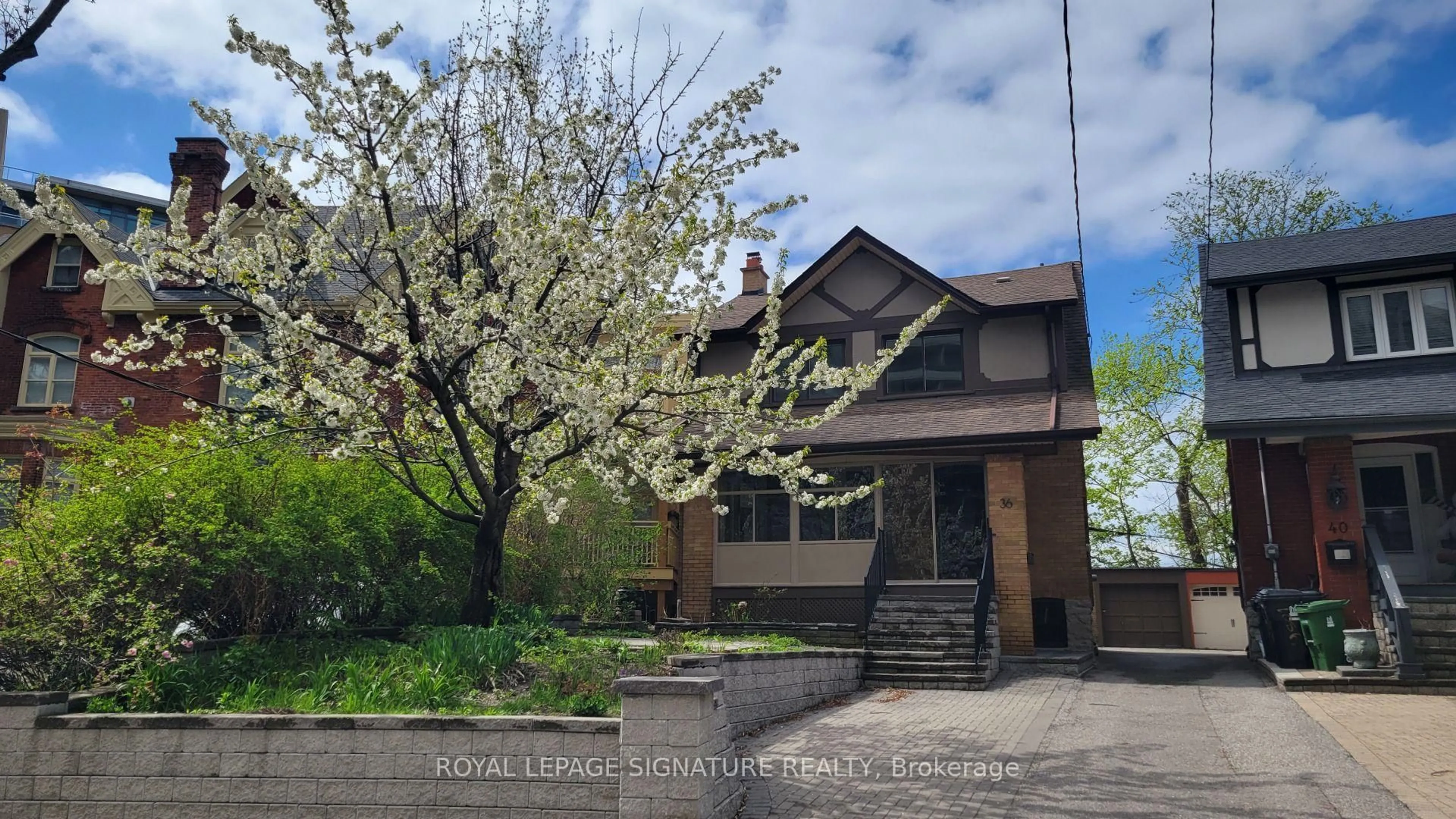 A pic from outside/outdoor area/front of a property/back of a property/a pic from drone, street for 36 Gothic Ave, Toronto Ontario M6P 2V9