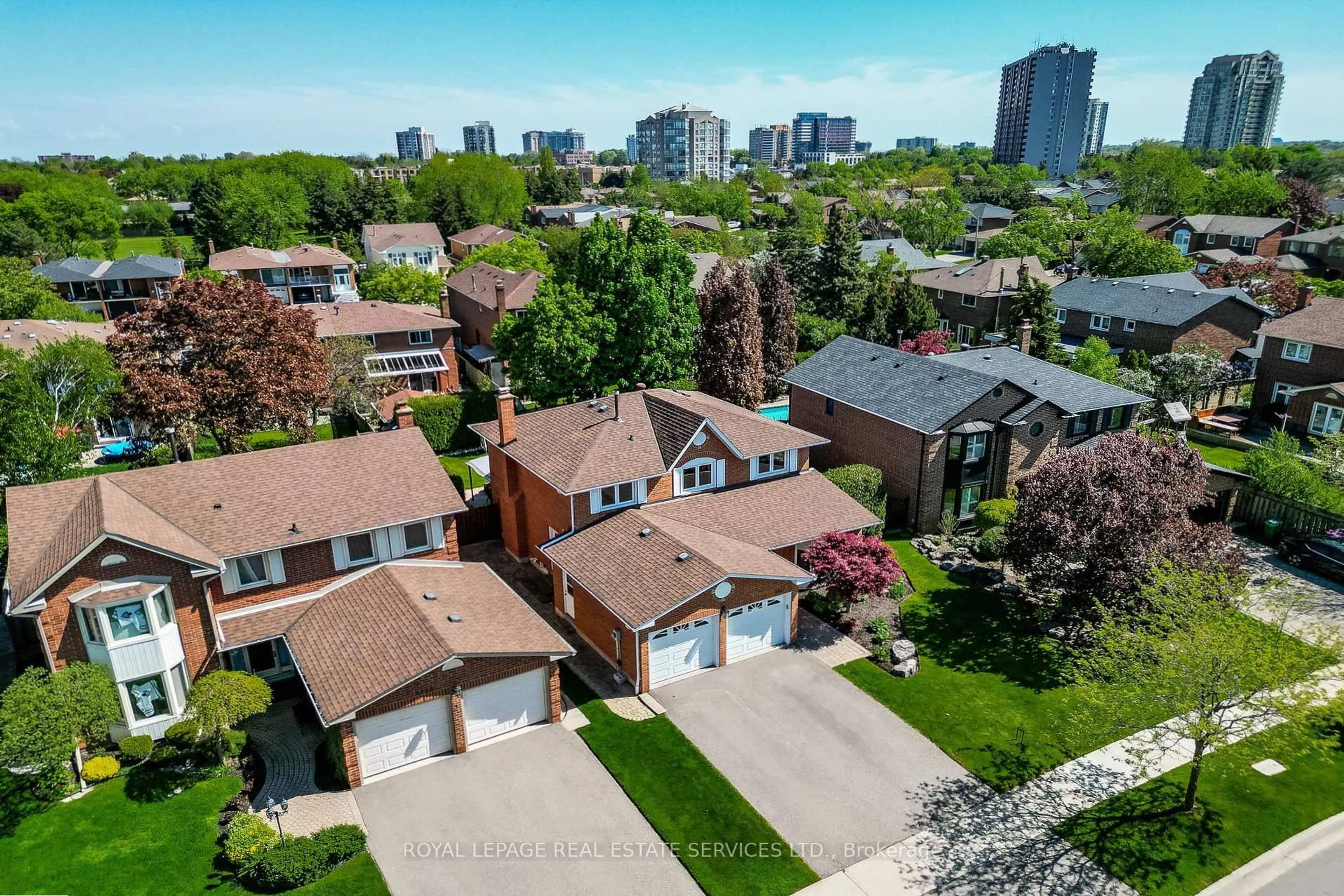 A pic from outside/outdoor area/front of a property/back of a property/a pic from drone, street for 1532 Lovelady Cres, Mississauga Ontario L4W 2Z1