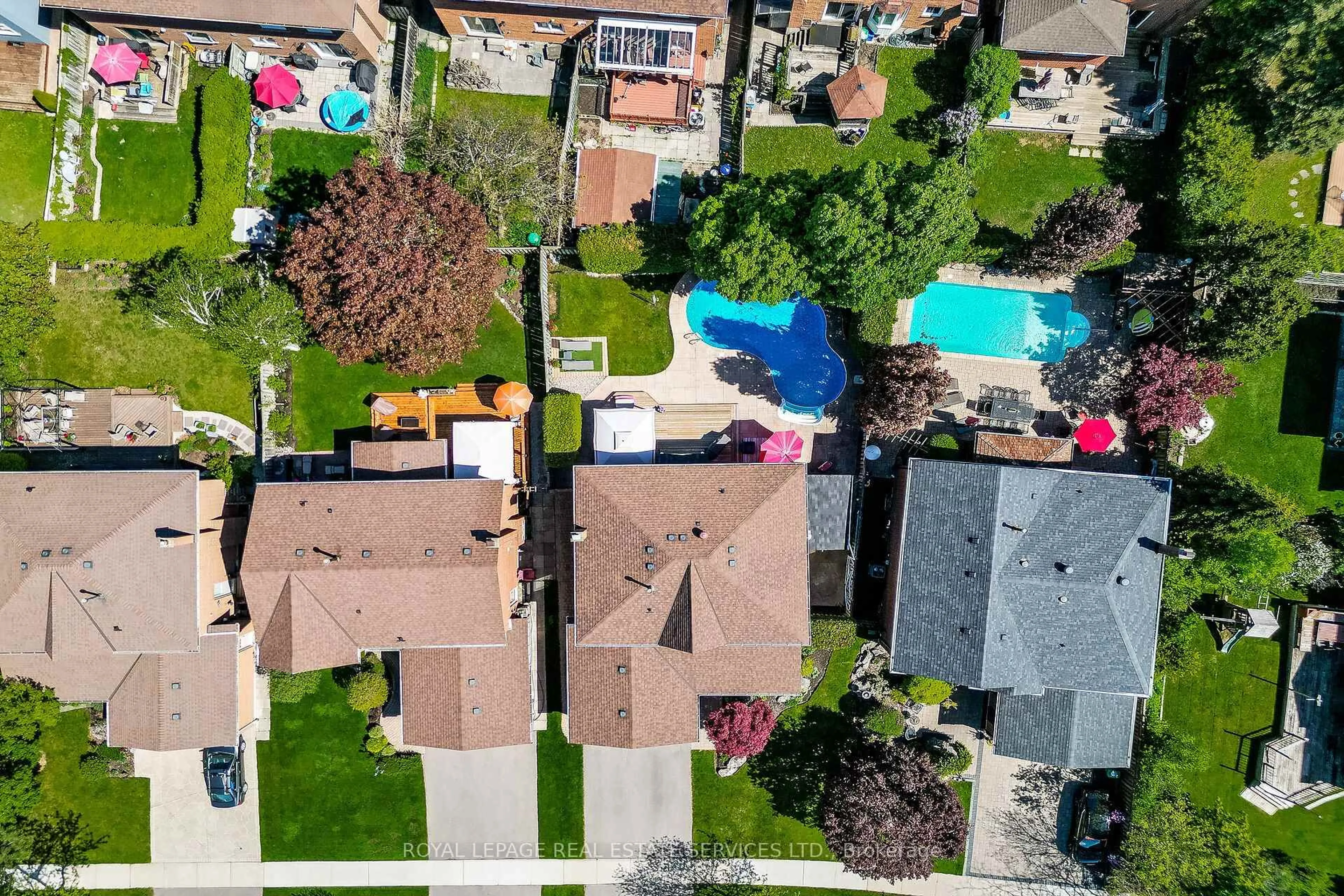 A pic from outside/outdoor area/front of a property/back of a property/a pic from drone, street for 1532 Lovelady Cres, Mississauga Ontario L4W 2Z1