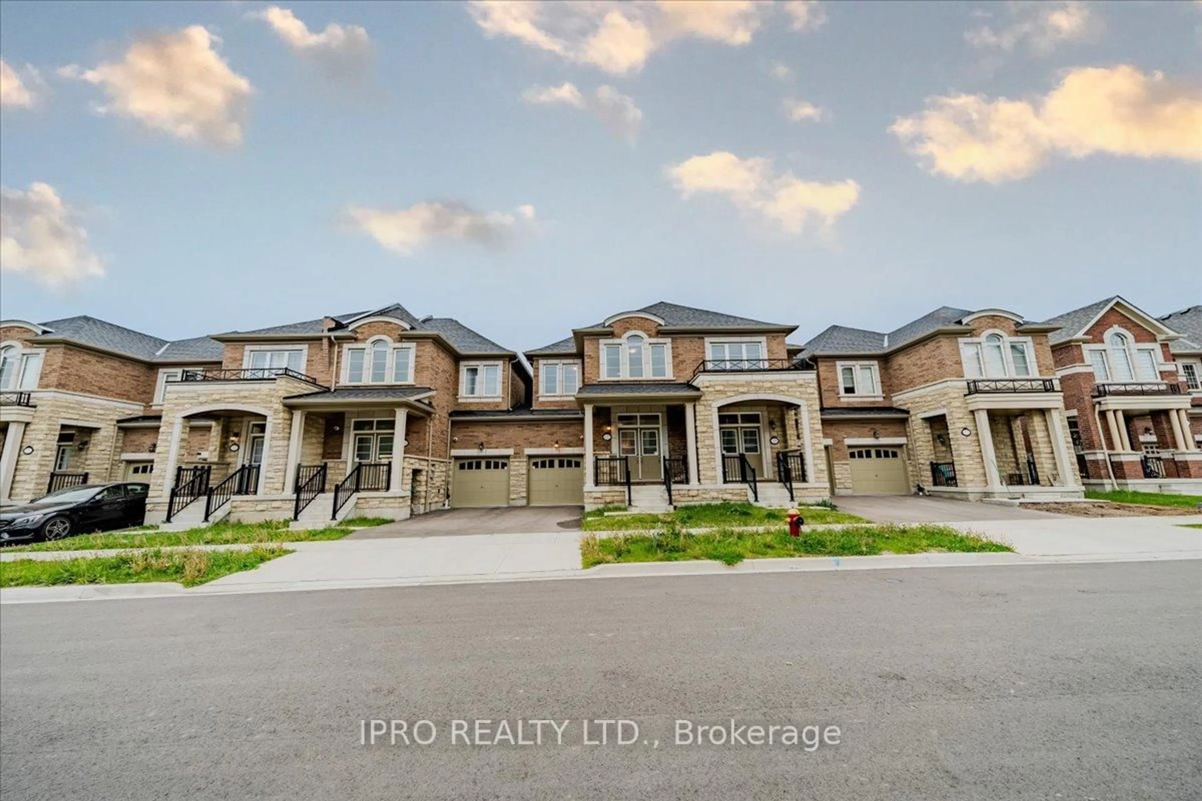 A pic from outside/outdoor area/front of a property/back of a property/a pic from drone, street for 127 MARIGOLD Gdns, Oakville Ontario L6H 0Y1