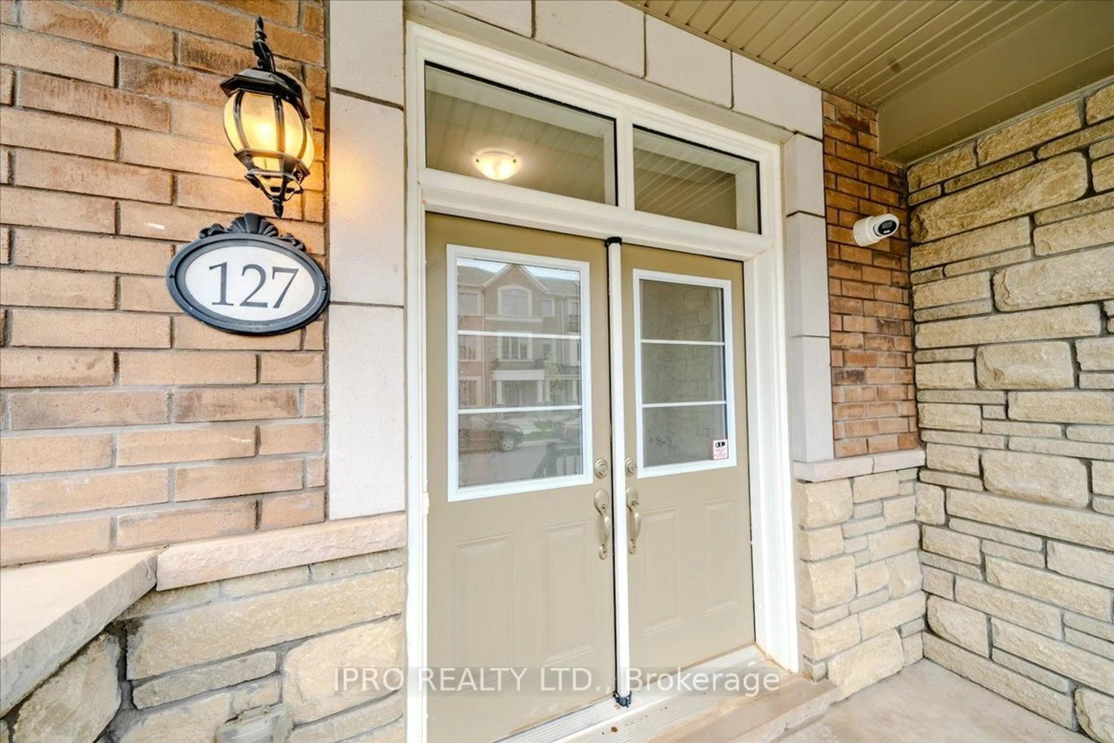 Indoor entryway for 127 MARIGOLD Gdns, Oakville Ontario L6H 0Y1