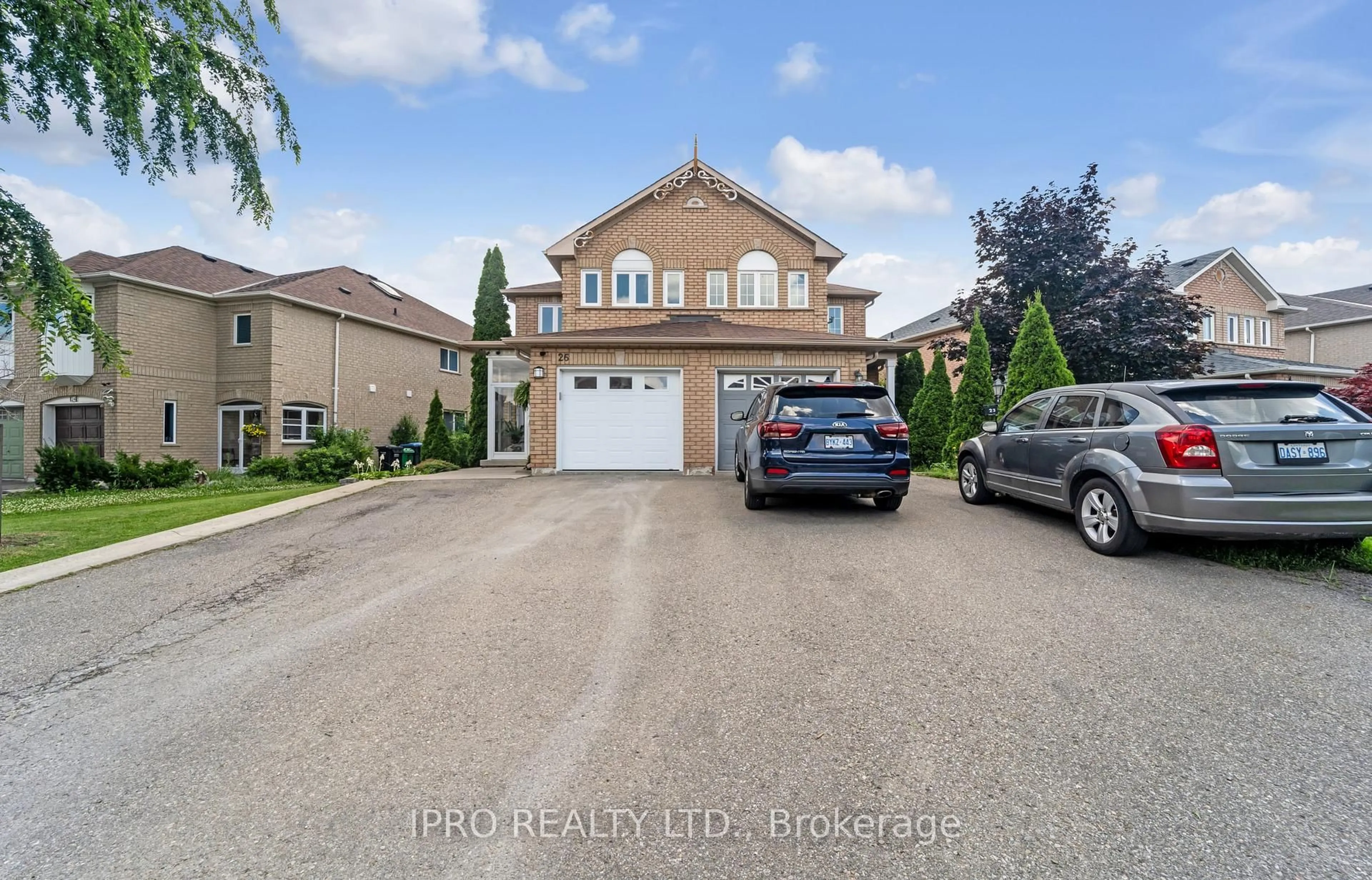 A pic from outside/outdoor area/front of a property/back of a property/a pic from drone, street for 26 Silo Crt, Brampton Ontario L6X 4S4