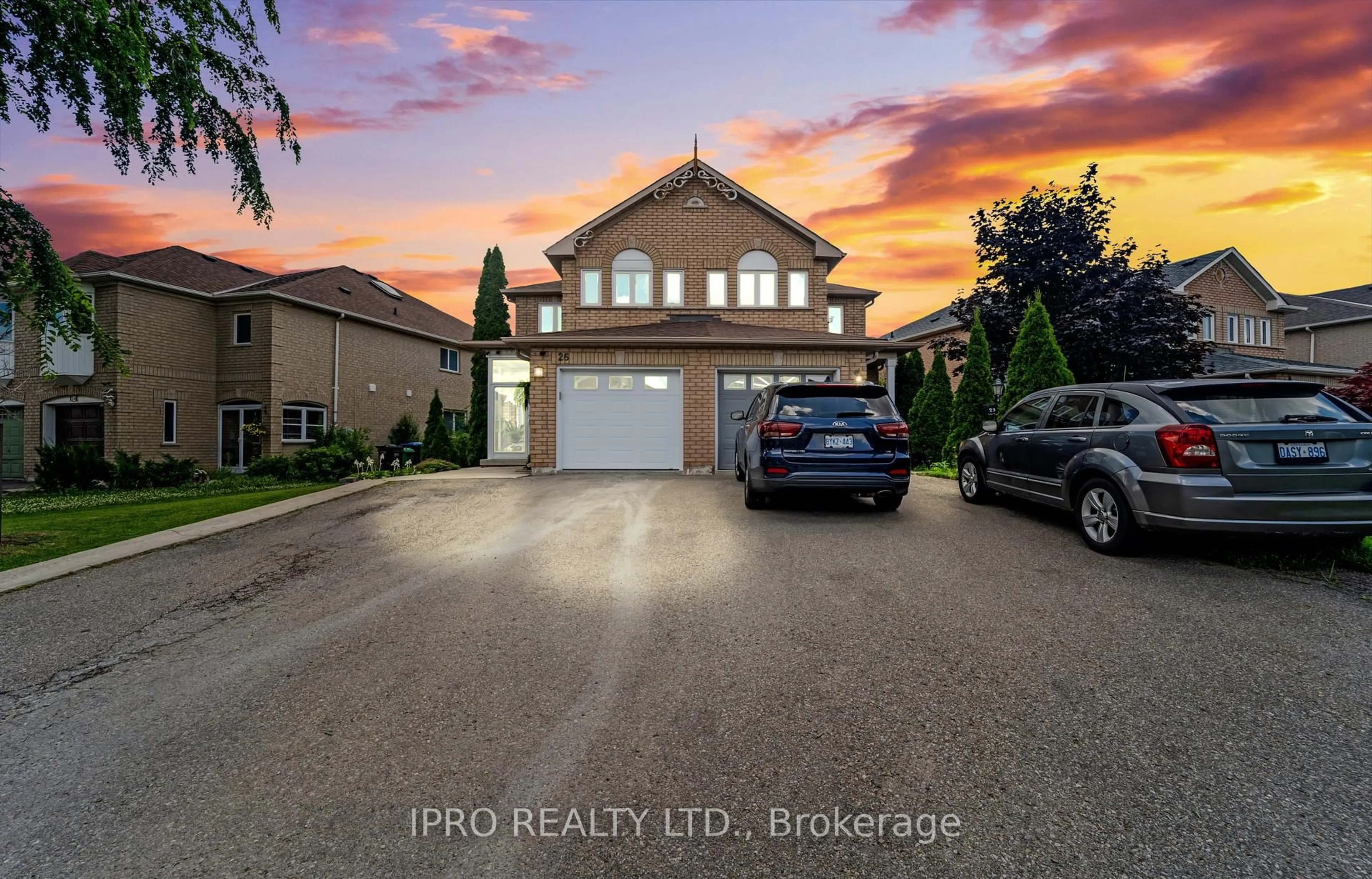 A pic from outside/outdoor area/front of a property/back of a property/a pic from drone, street for 26 Silo Crt, Brampton Ontario L6X 4S4