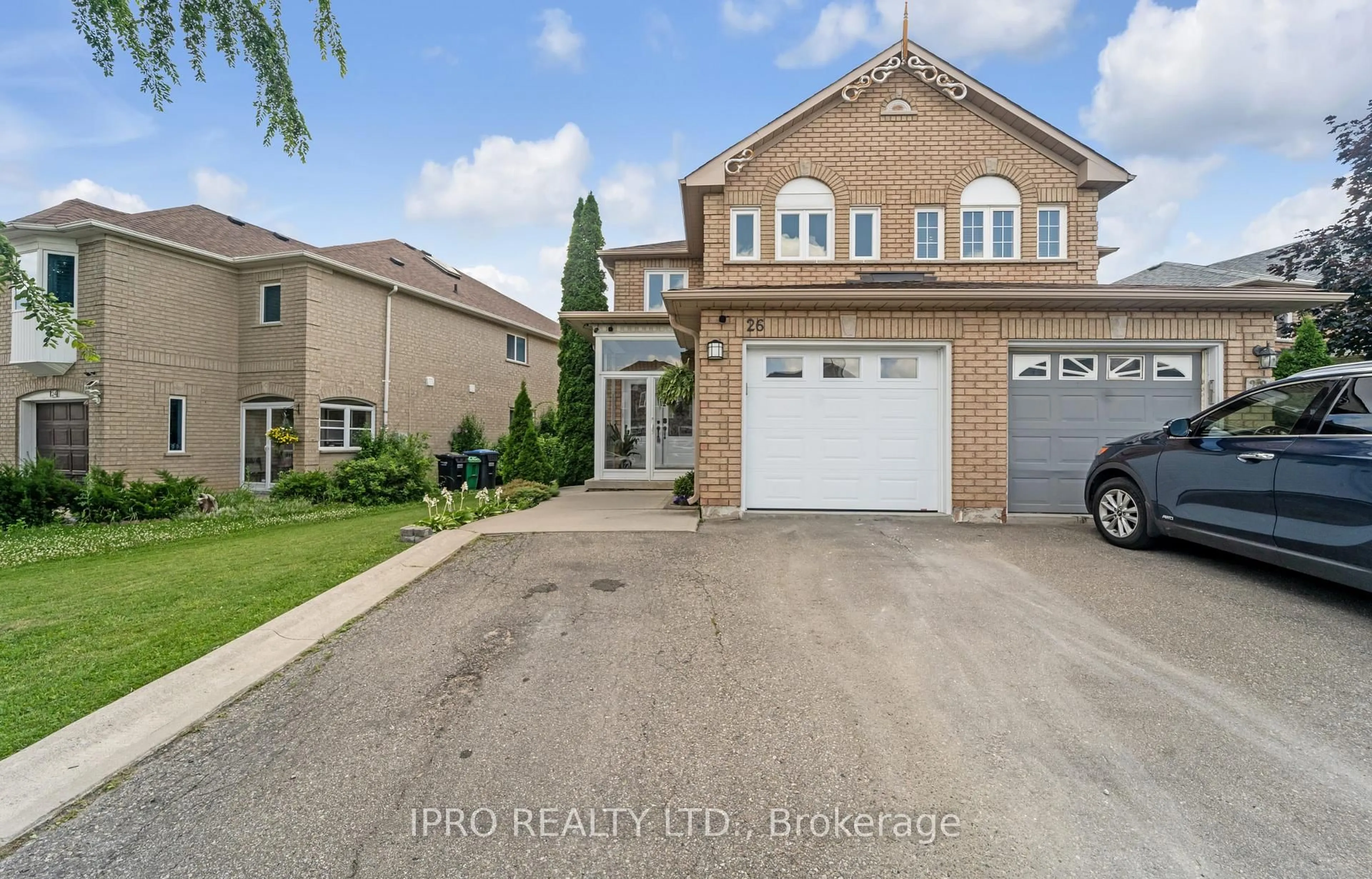 A pic from outside/outdoor area/front of a property/back of a property/a pic from drone, street for 26 Silo Crt, Brampton Ontario L6X 4S4