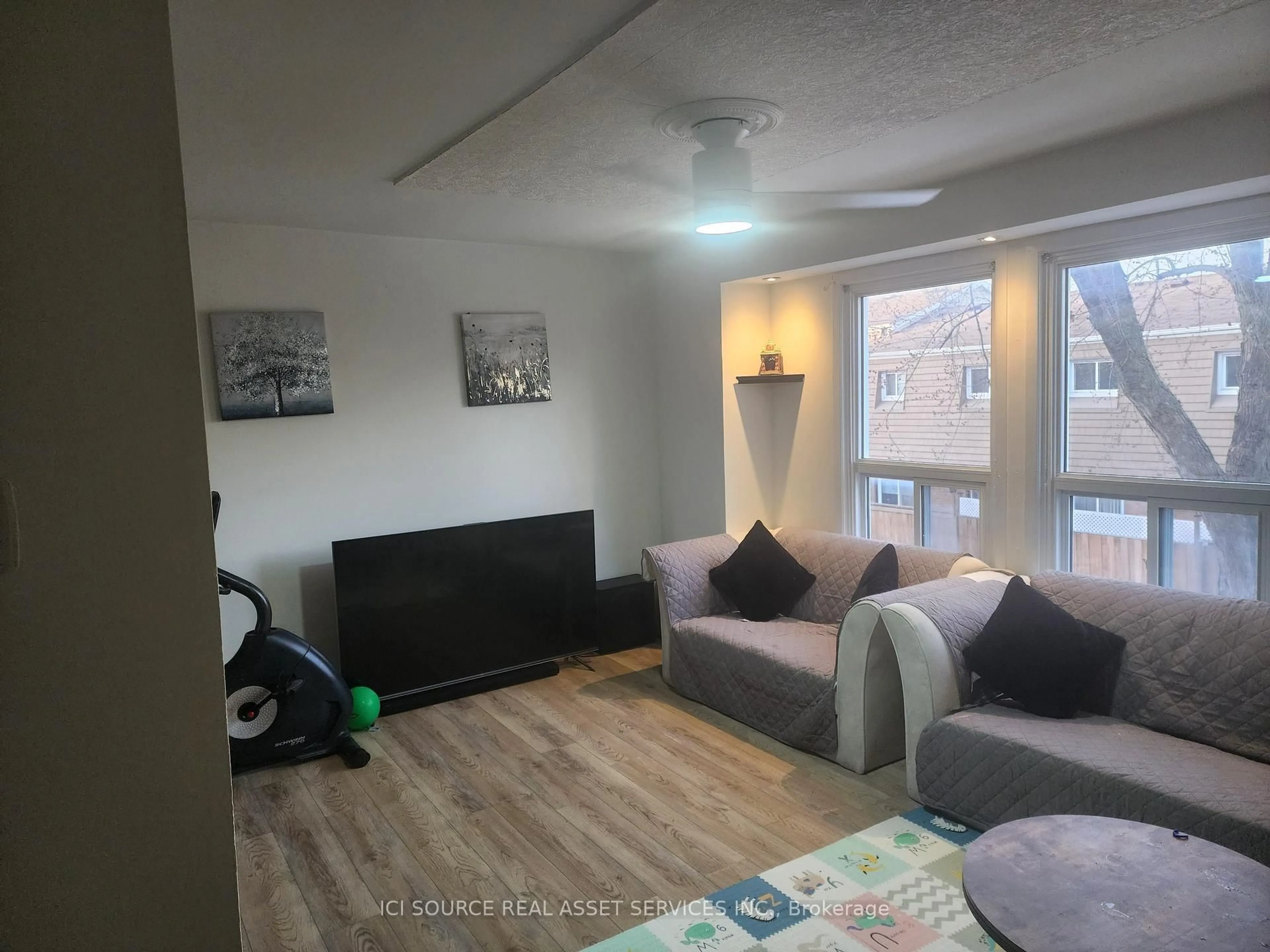 Living room with furniture, unknown for 66 Enmount Dr, Brampton Ontario L6T 4C9