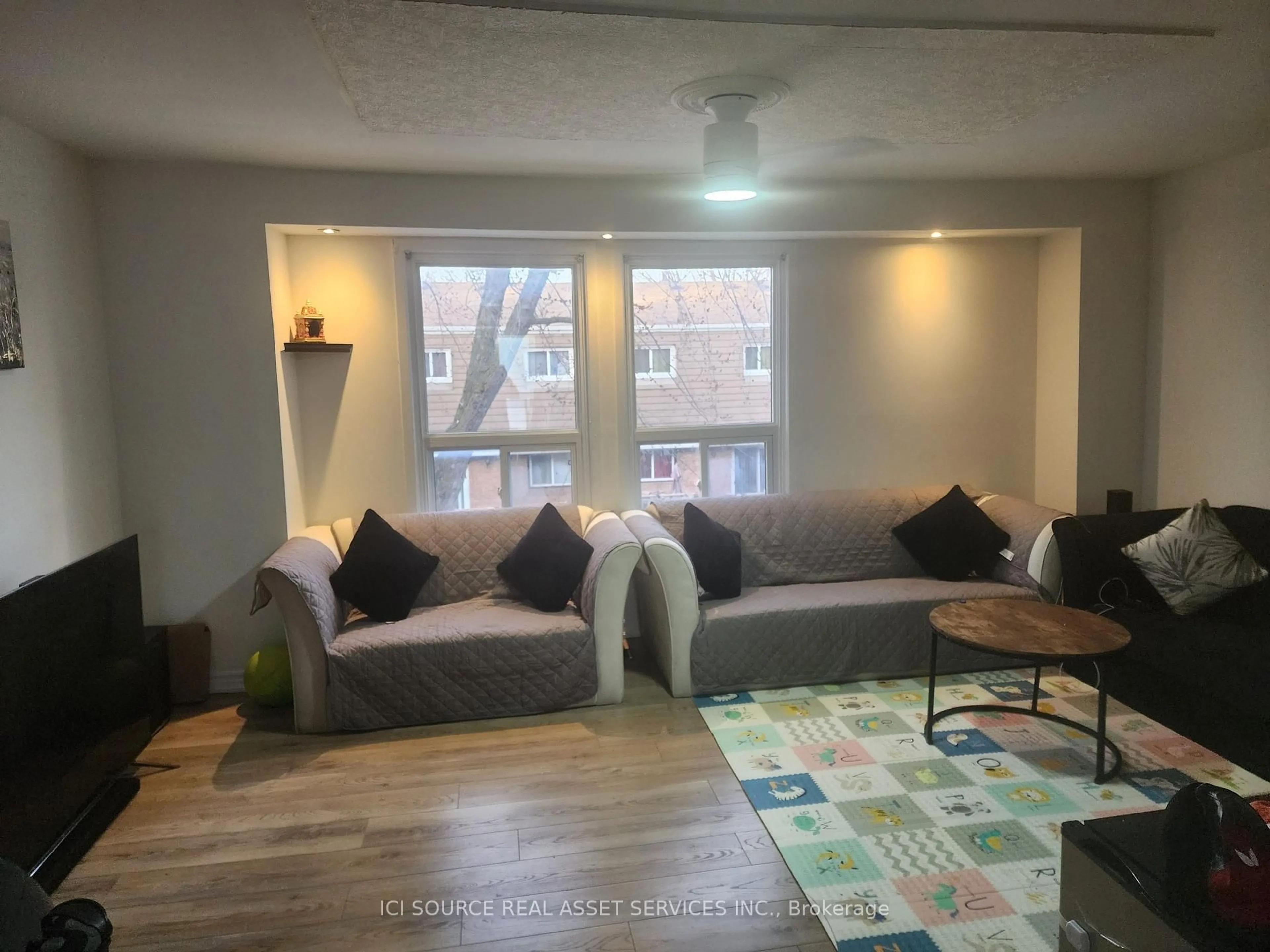 Living room with furniture, unknown for 66 Enmount Dr, Brampton Ontario L6T 4C9