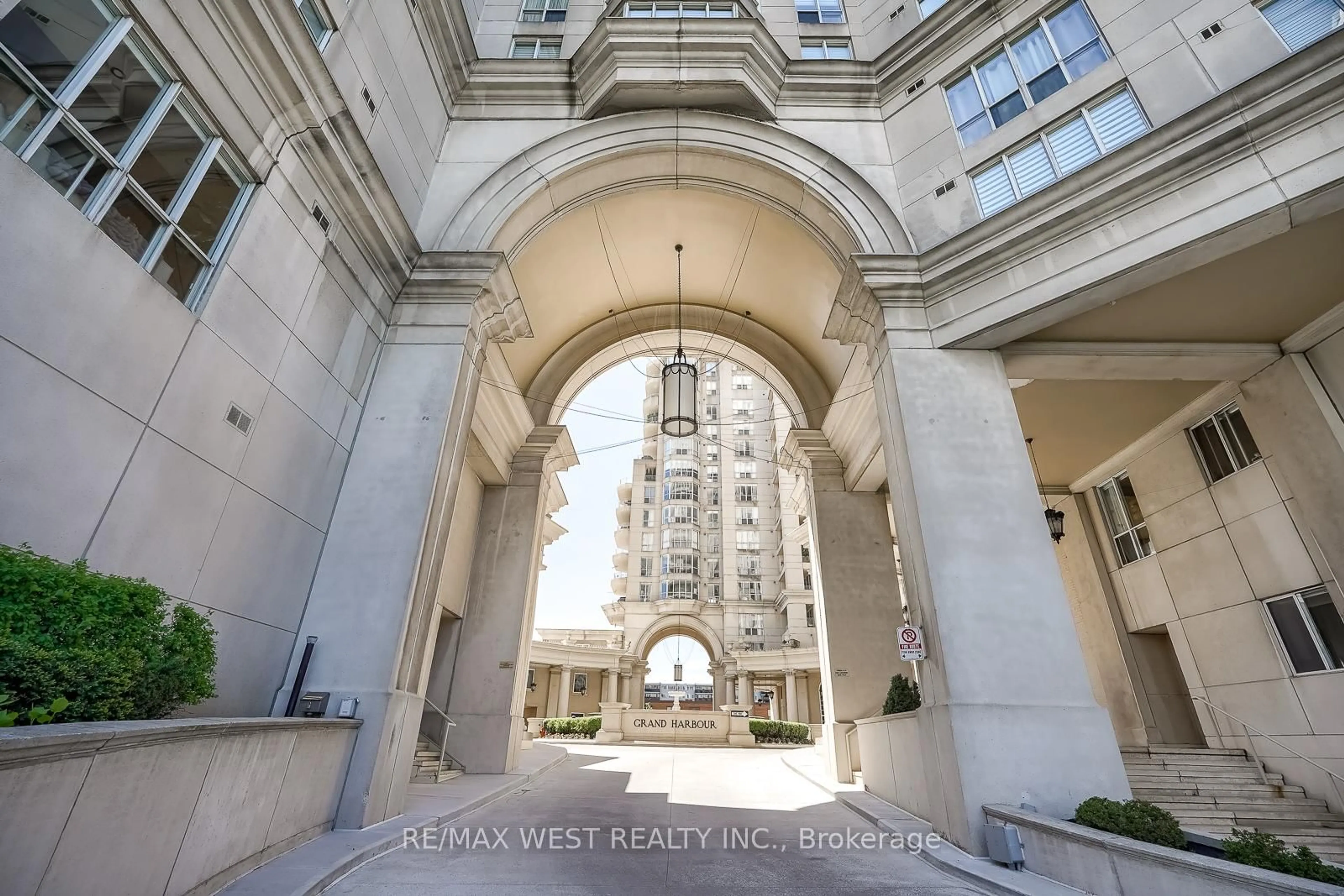 Indoor foyer for 2285 Lake Shore Blvd #602, Toronto Ontario M8V 3X9