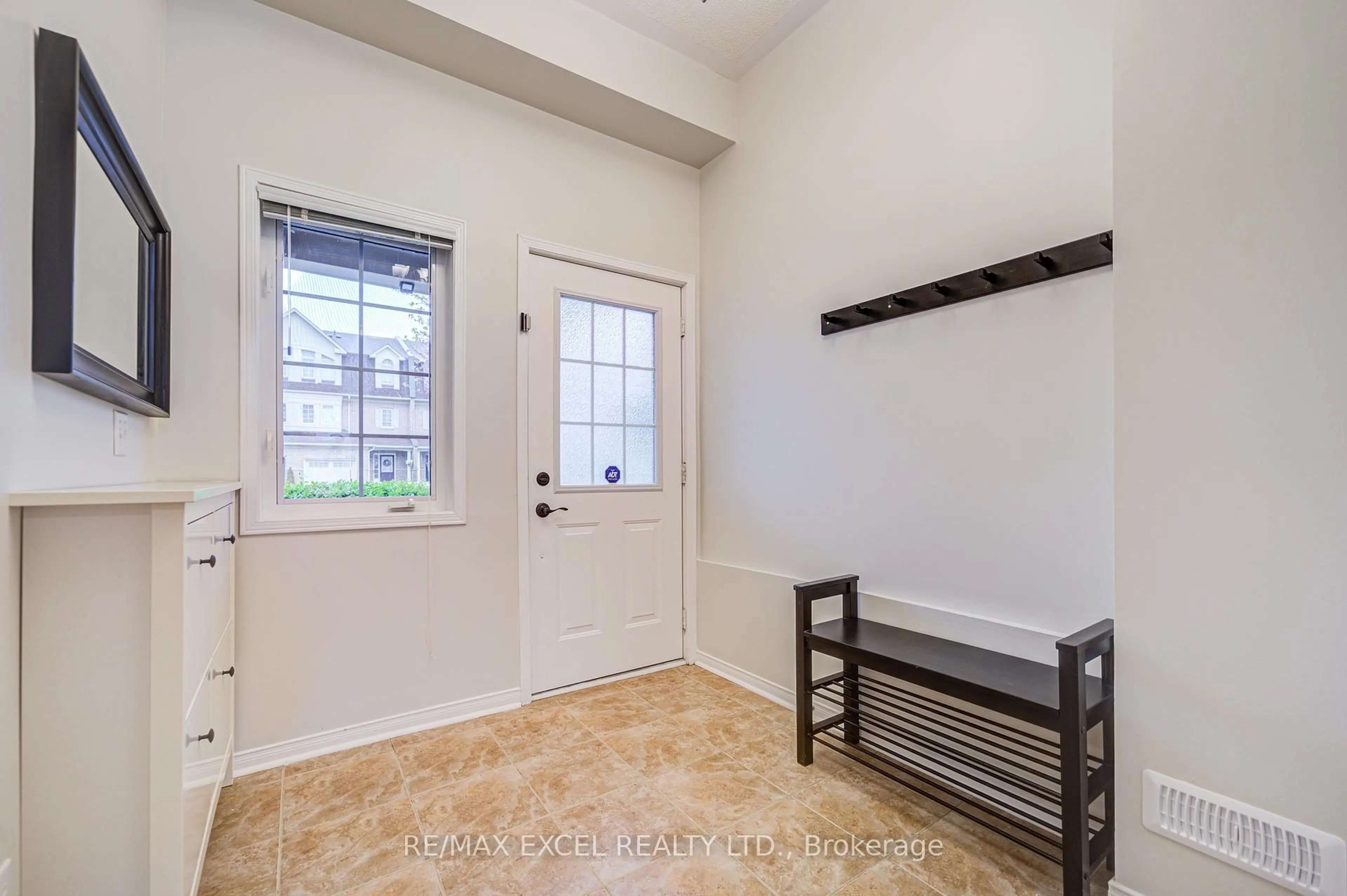 Indoor entryway for 3398 Southwick St, Mississauga Ontario L5M 7L5