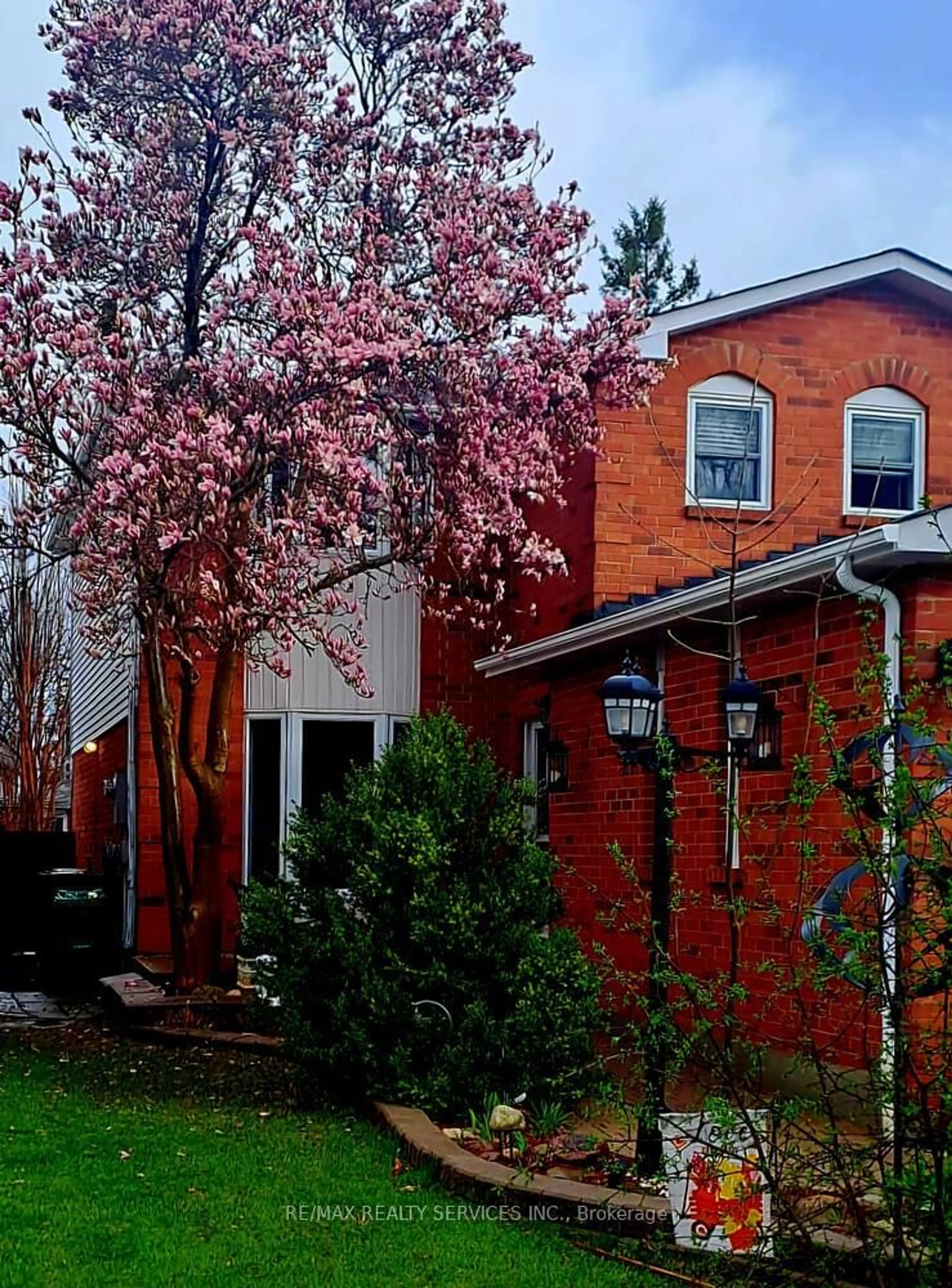 Home with brick exterior material, street for 27 Oleander Cres, Brampton Ontario L6Z 2C1