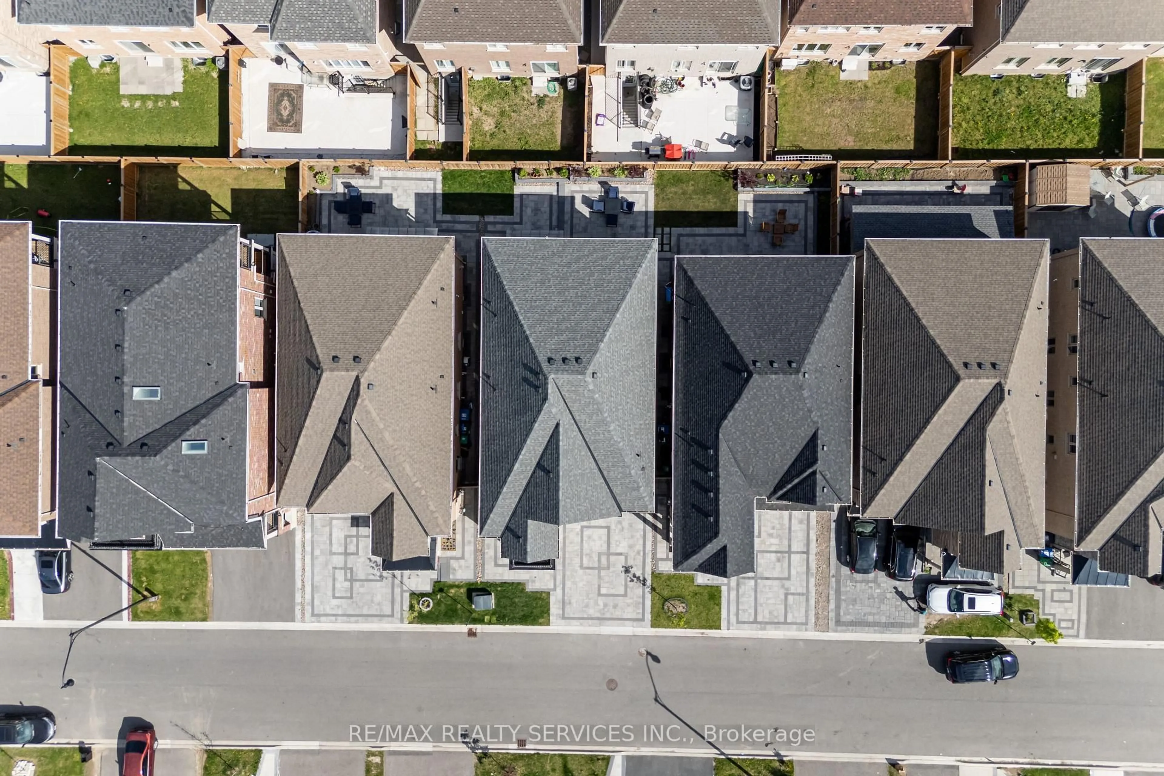 A pic from outside/outdoor area/front of a property/back of a property/a pic from drone, unknown for 107 Benhurst Cres, Brampton Ontario L7A 5A4