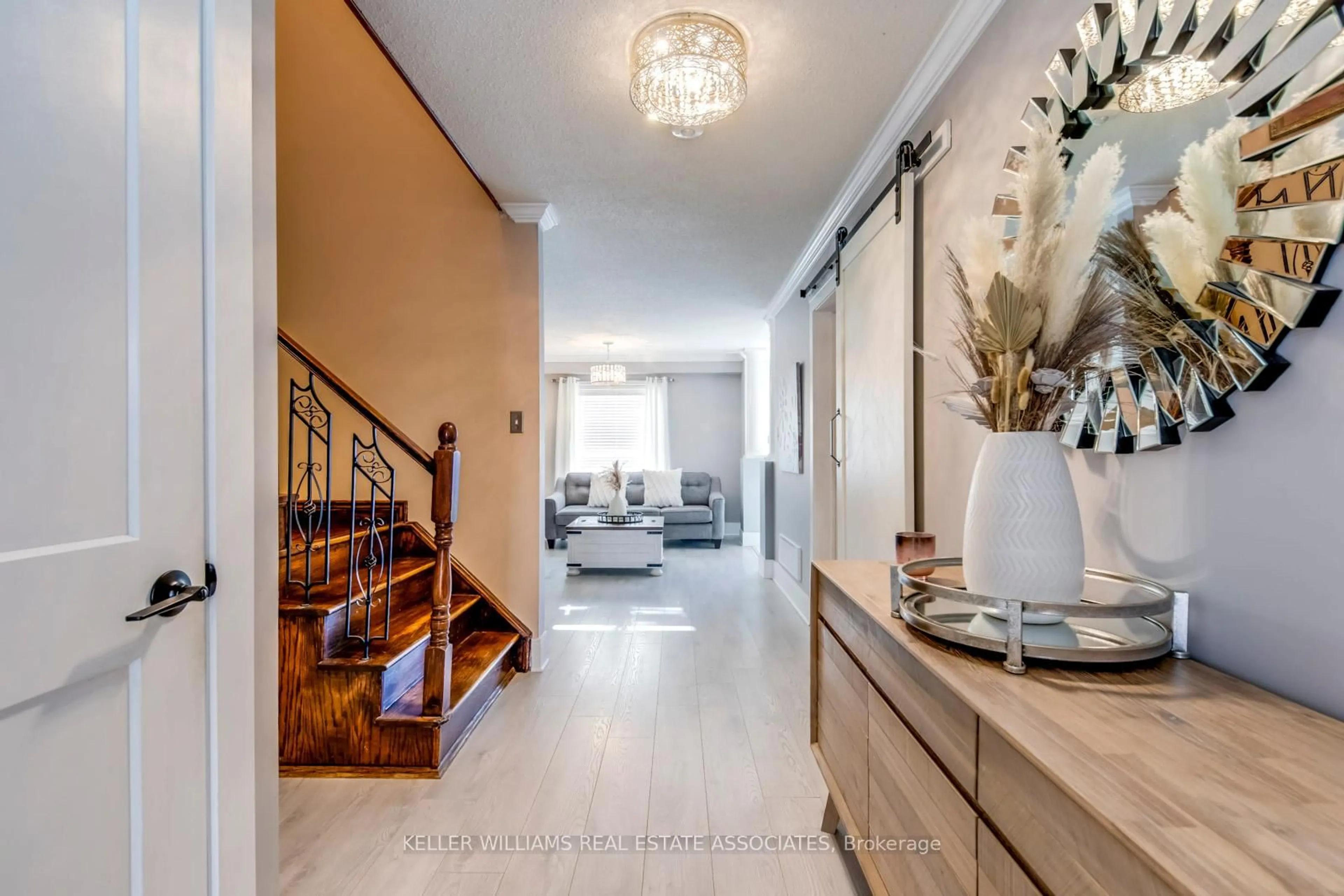 Indoor entryway for 30 Poplar Plains Rd, Brampton Ontario L7A 1Z5