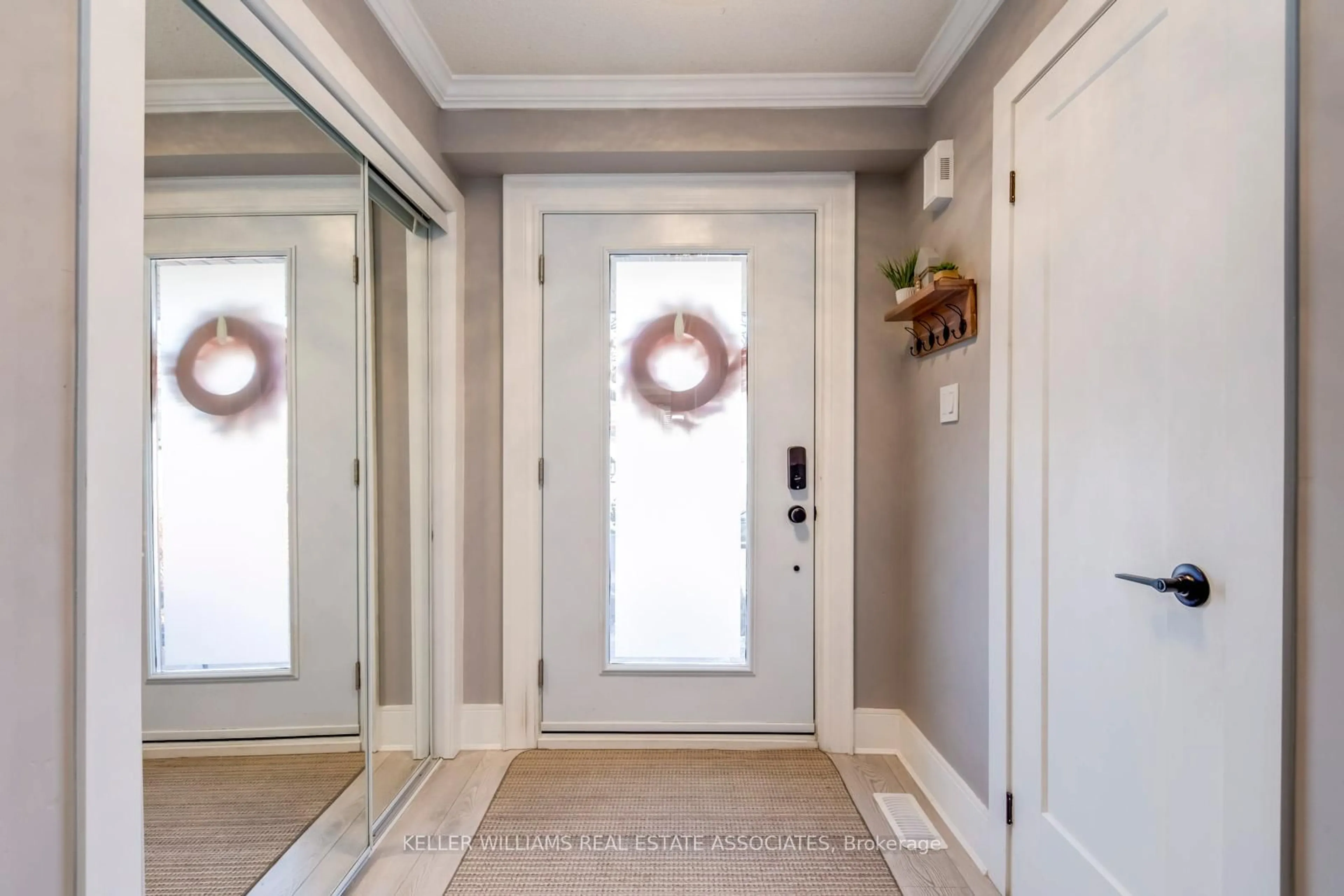 Indoor entryway for 30 Poplar Plains Rd, Brampton Ontario L7A 1Z5