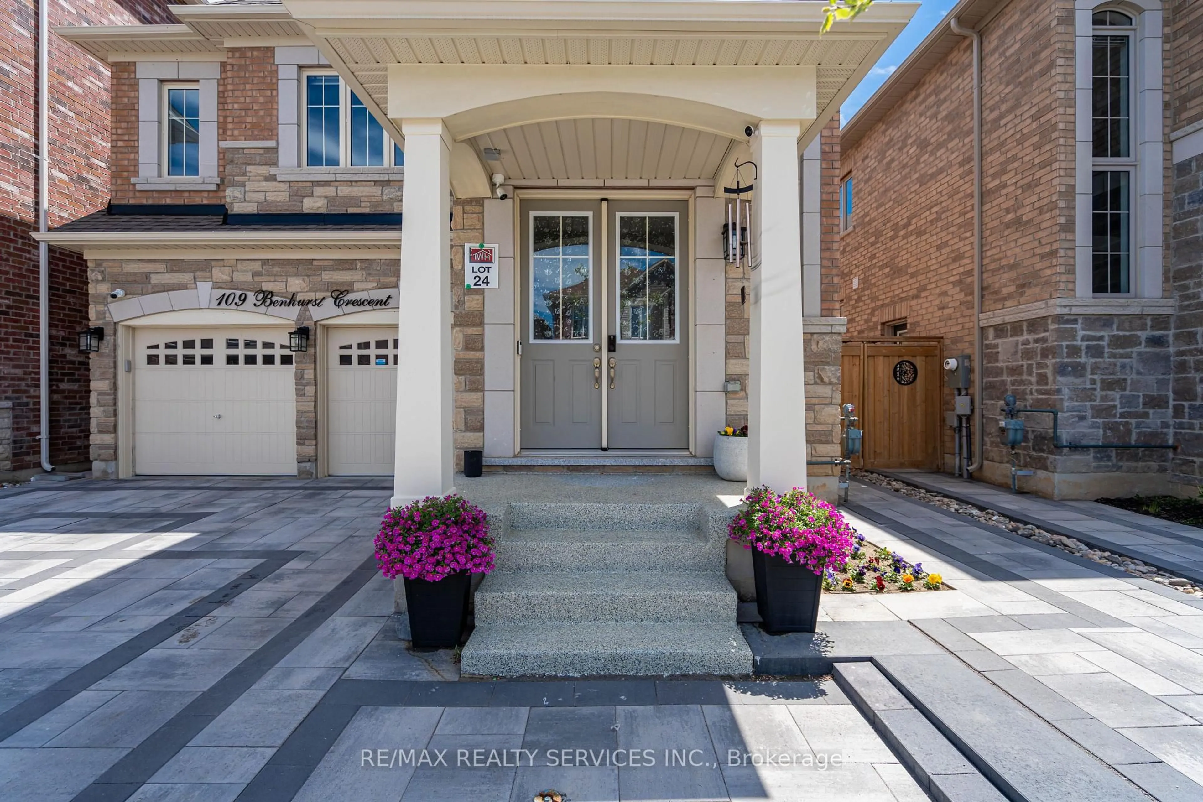 Indoor entryway for 109 Benhurst Cres, Brampton Ontario L7A 5A4