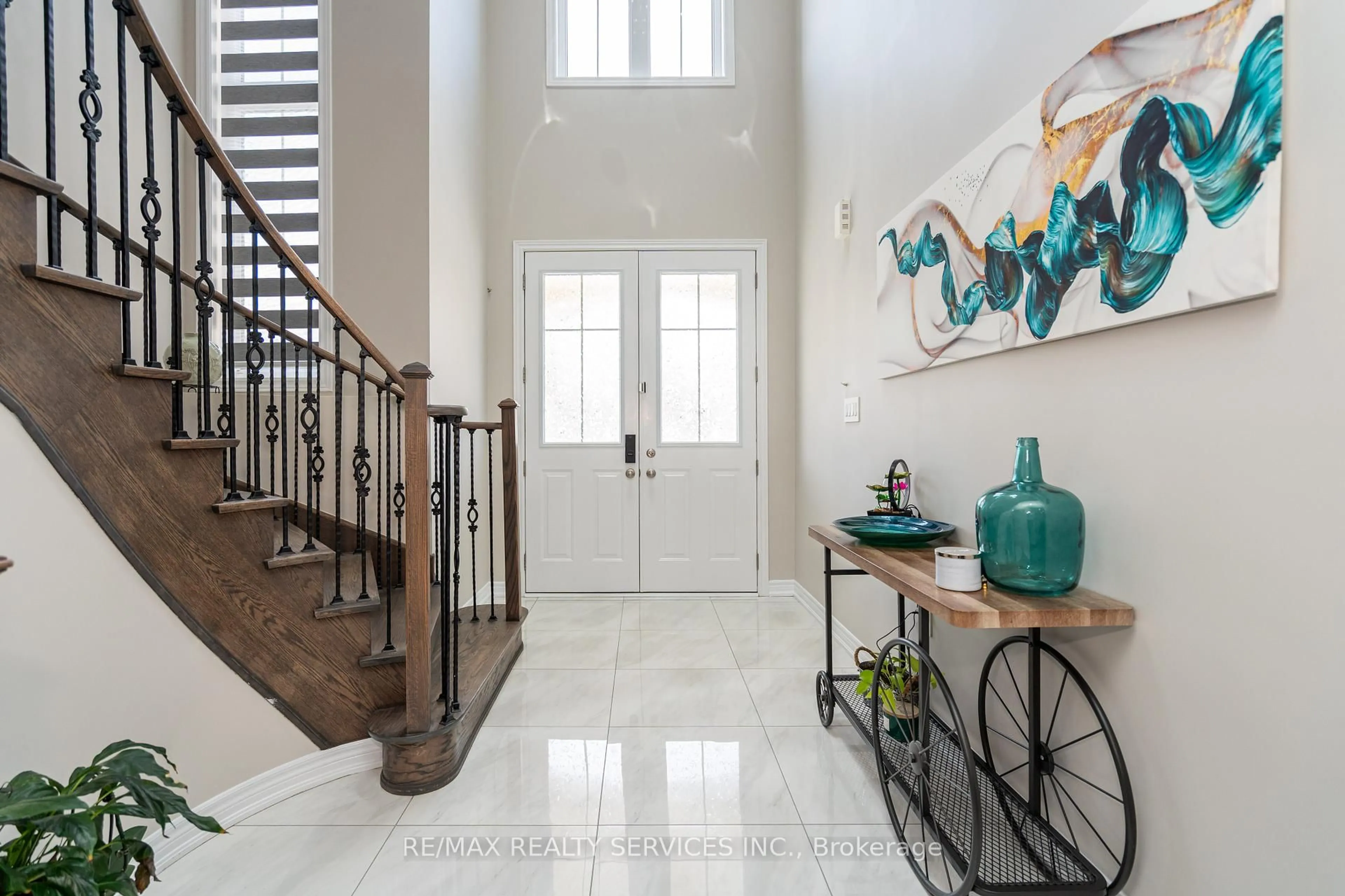 Indoor entryway for 109 Benhurst Cres, Brampton Ontario L7A 5A4