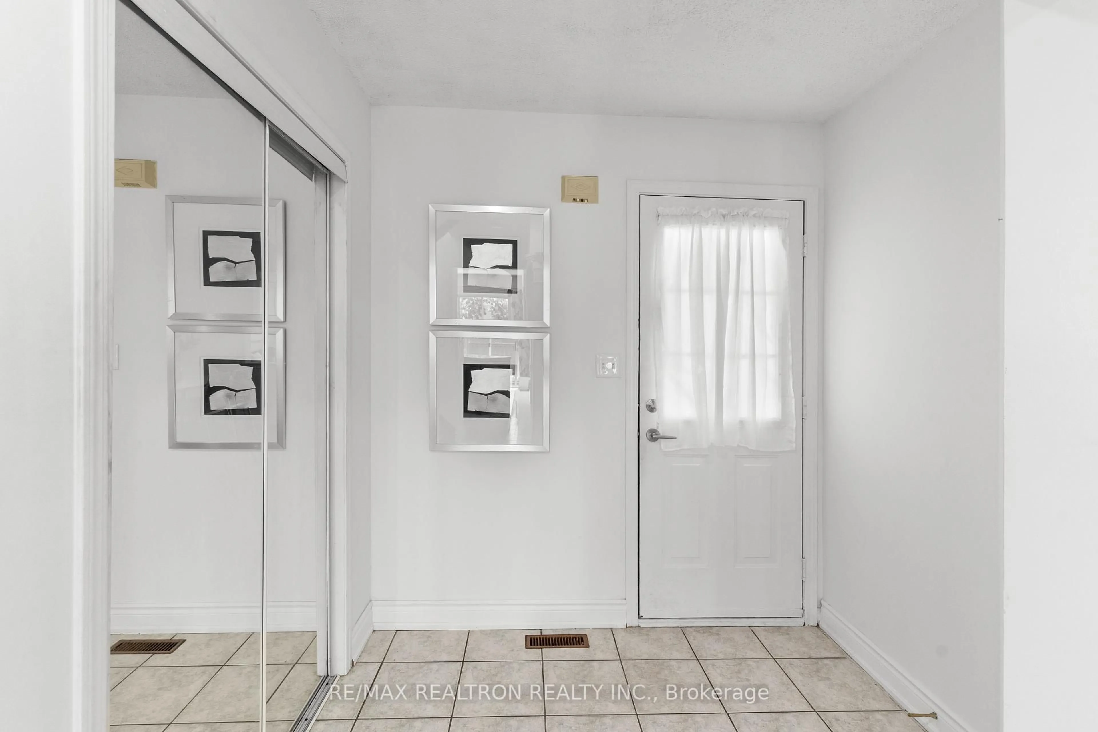 Indoor entryway for 107 Narrow Valley Cres, Brampton Ontario L6R 2M5