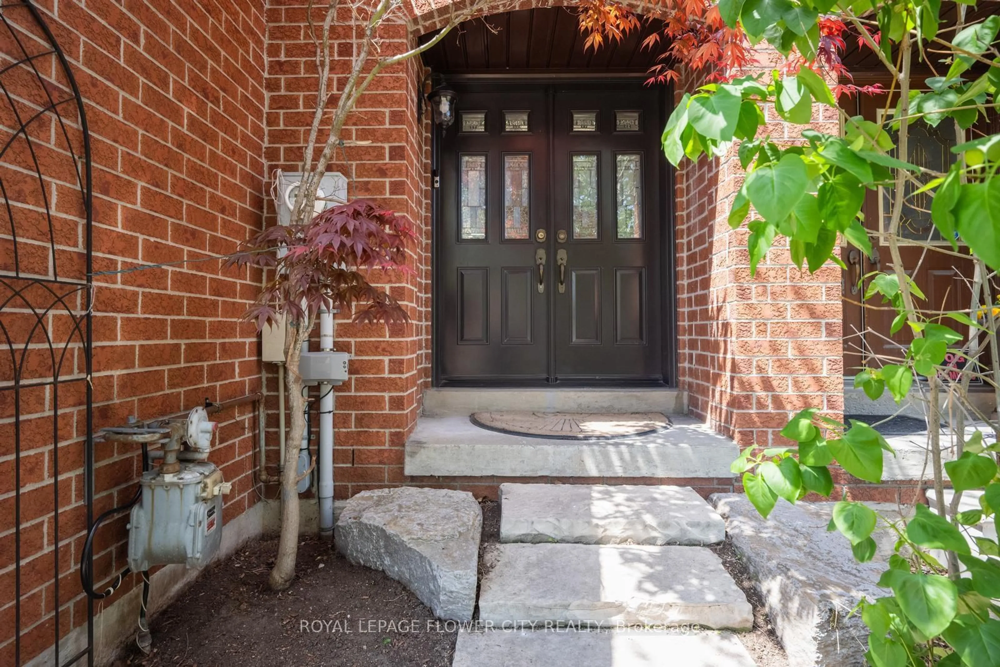 Indoor entryway for 28 Cedarwood Cres, Brampton Ontario L6X 4N6