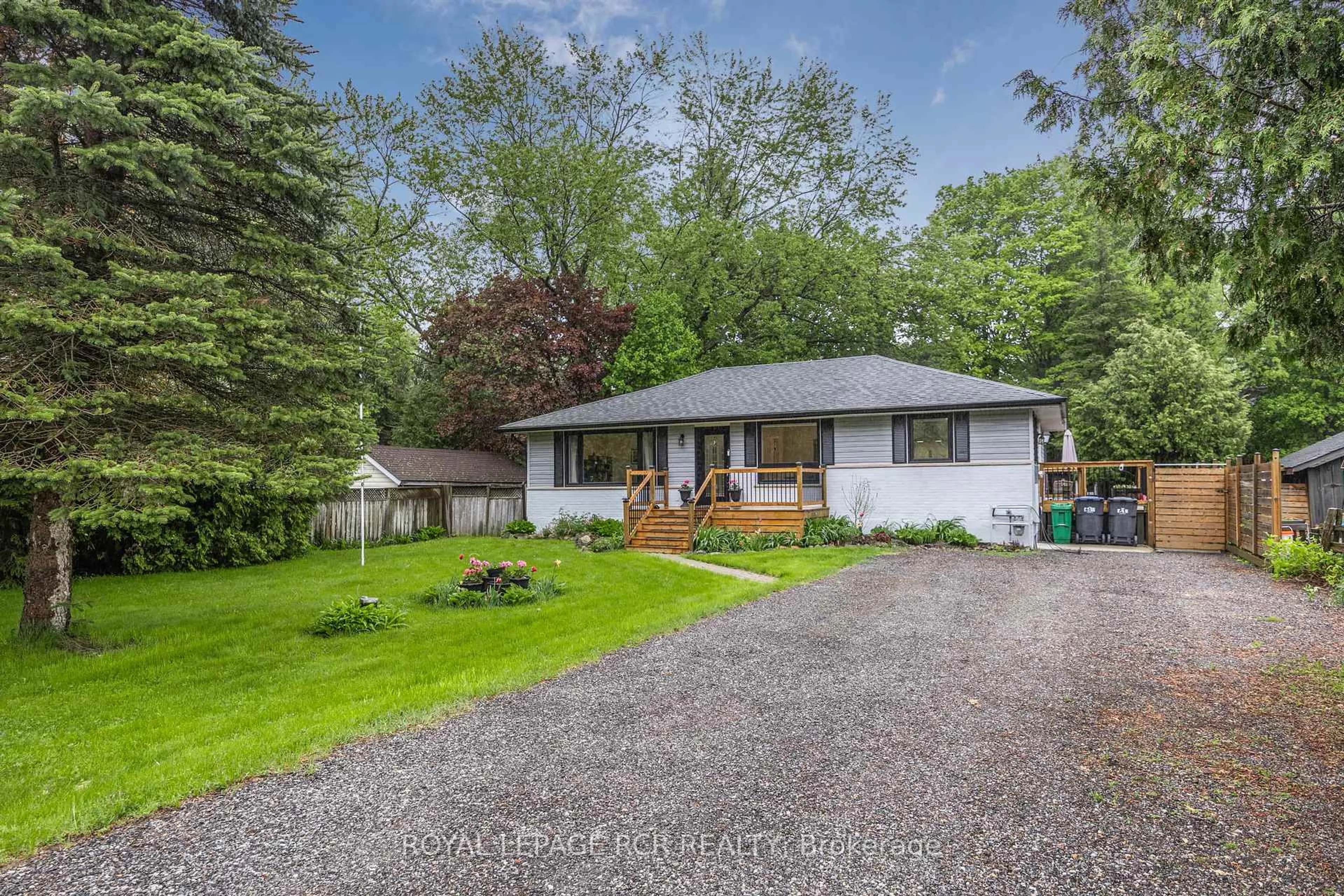 A pic from outside/outdoor area/front of a property/back of a property/a pic from drone, unknown for 61 William St, Caledon Ontario L7K 1N7
