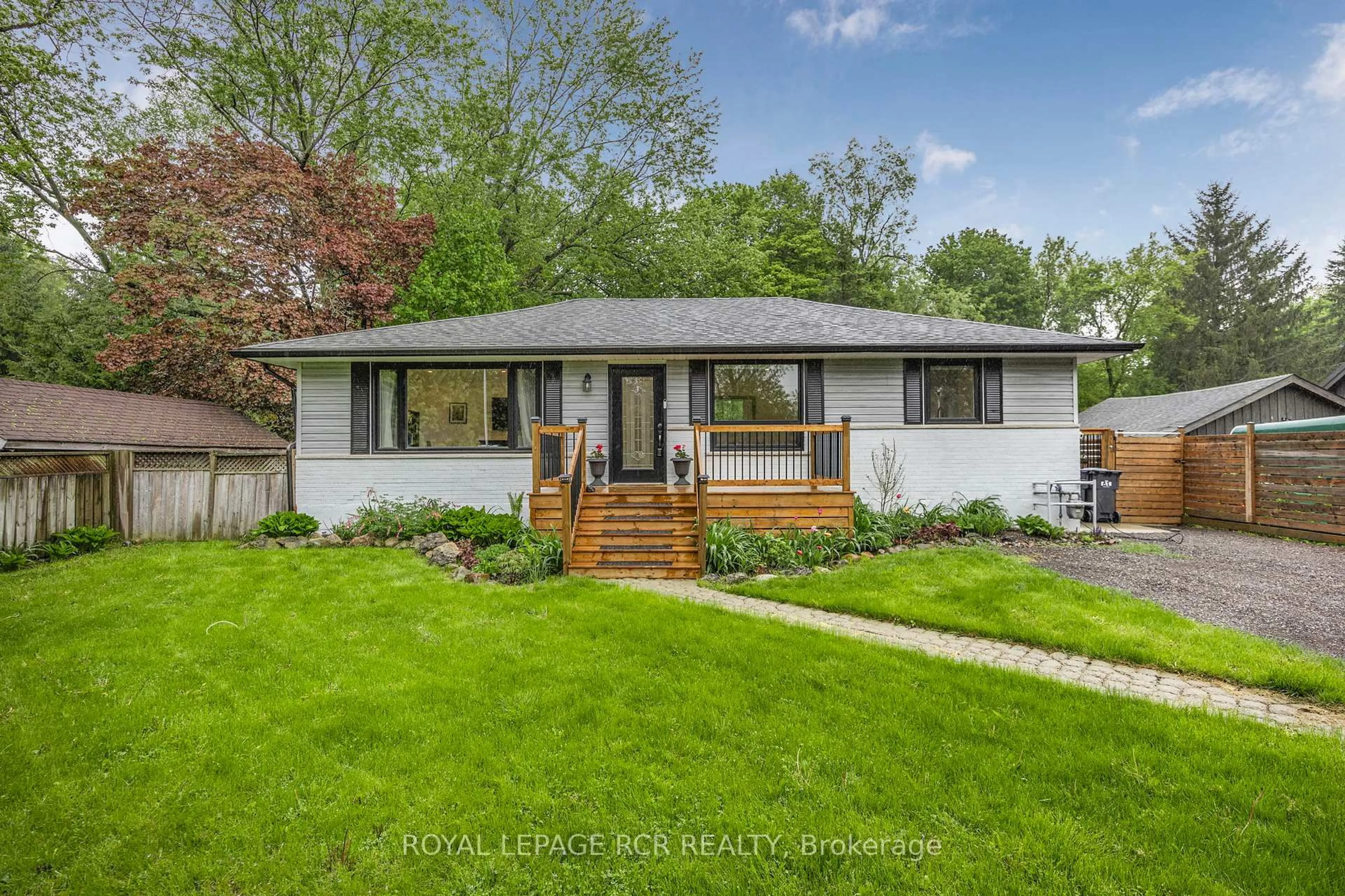 Home with vinyl exterior material, street for 61 William St, Caledon Ontario L7K 1N7