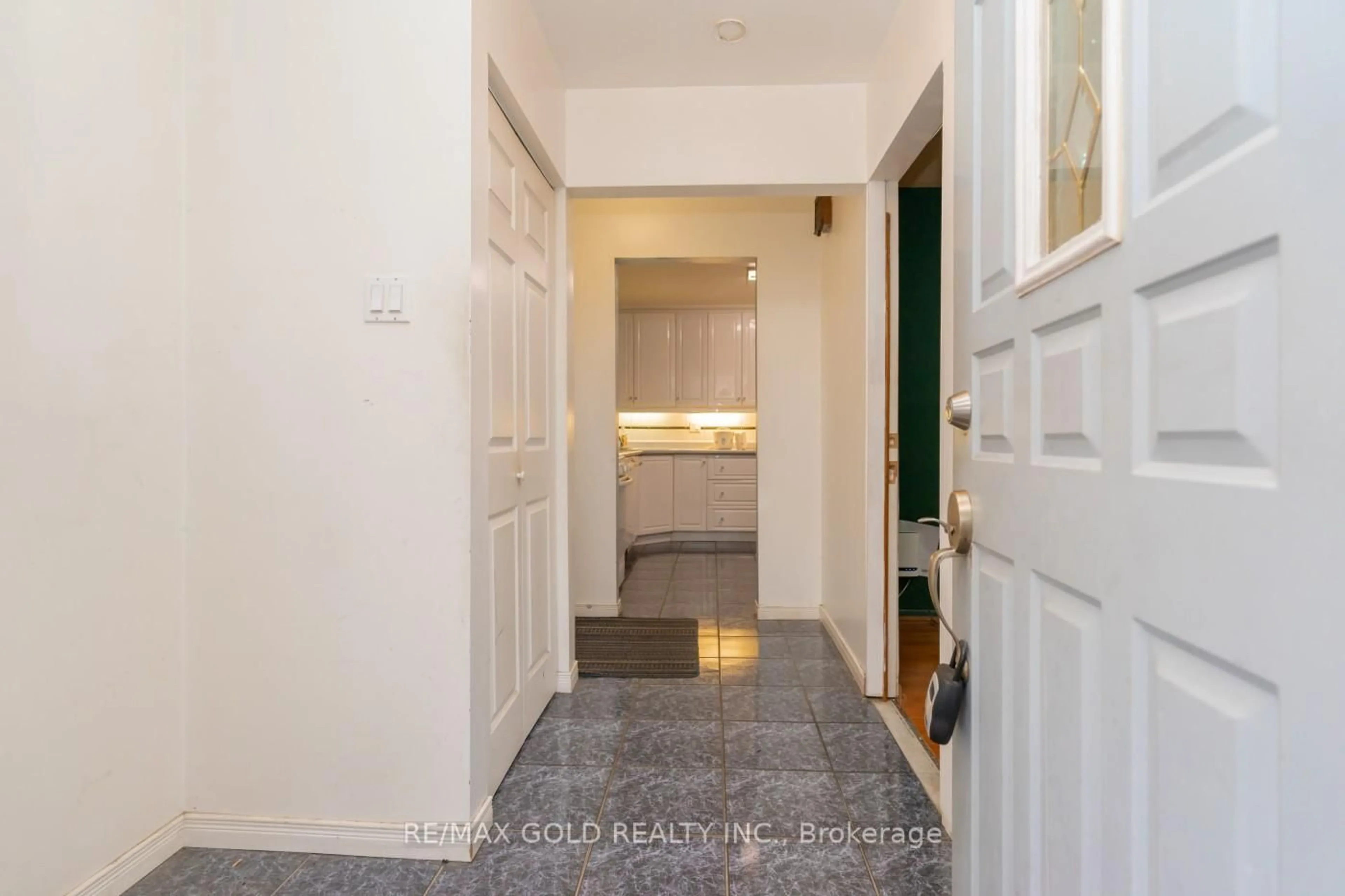Indoor entryway for 10 Edenridge Dr, Brampton Ontario L6T 3B1