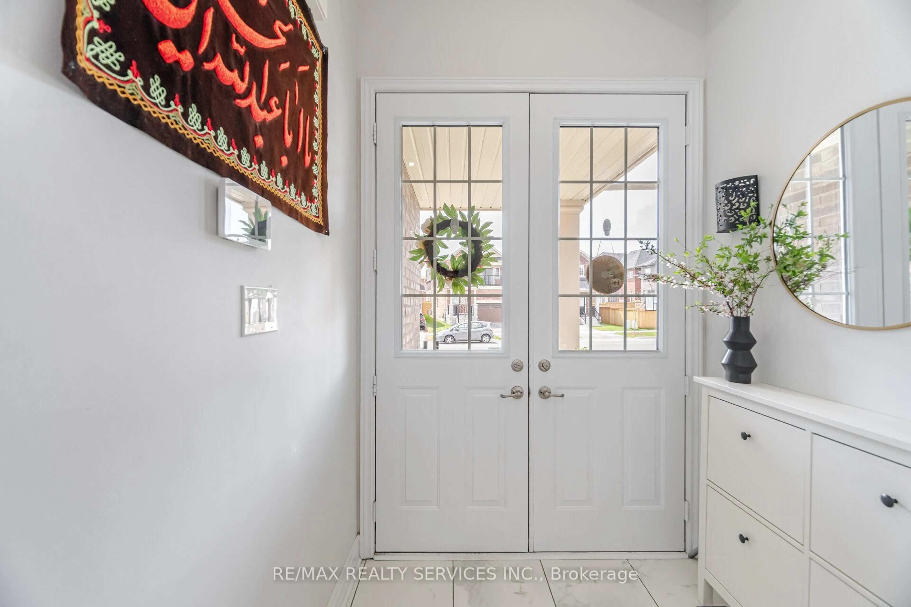 Indoor entryway for 8 Overstone Rd, Halton Hills Ontario L7G 0N5