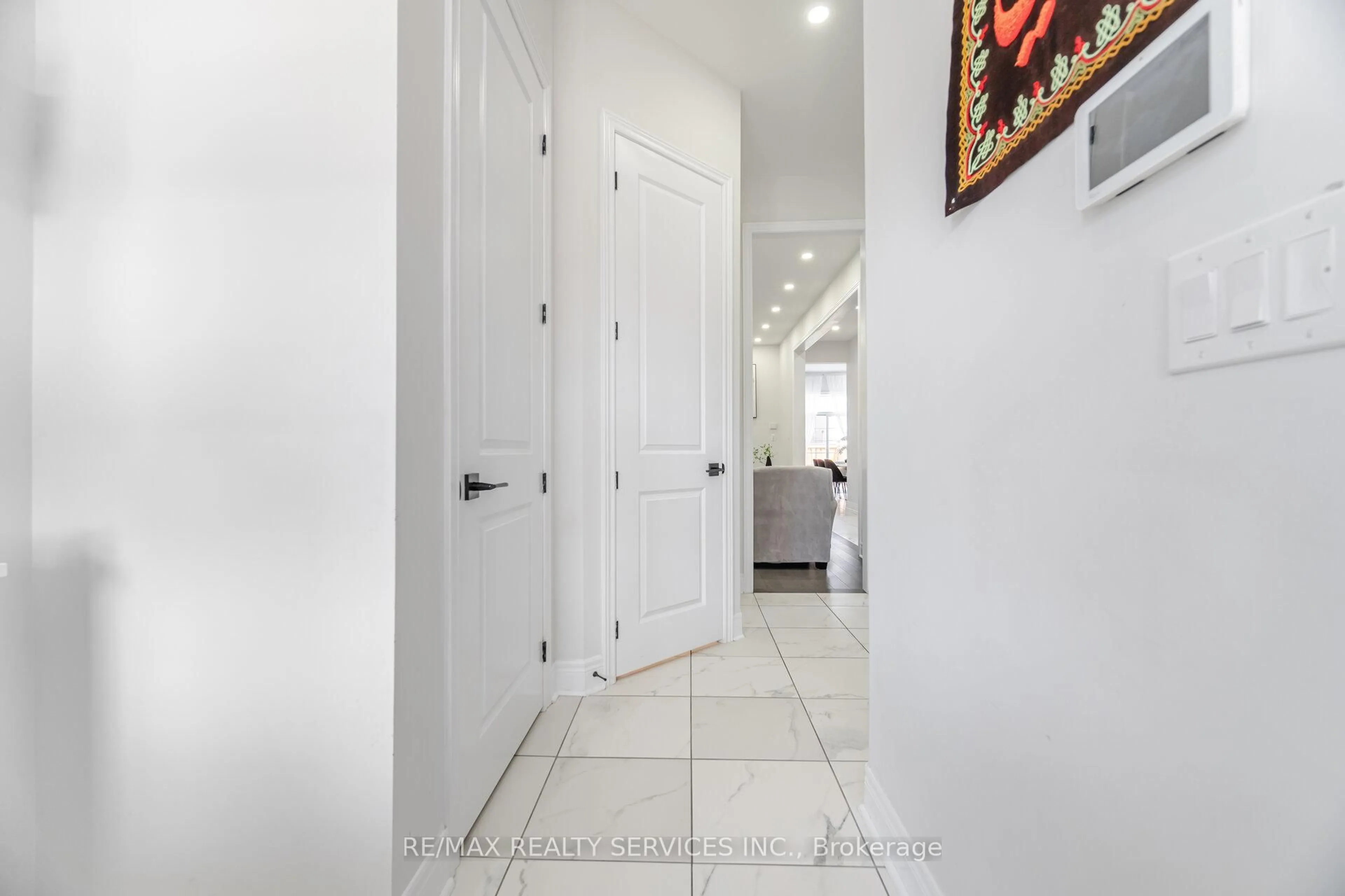 Indoor entryway for 8 Overstone Rd, Halton Hills Ontario L7G 0N5