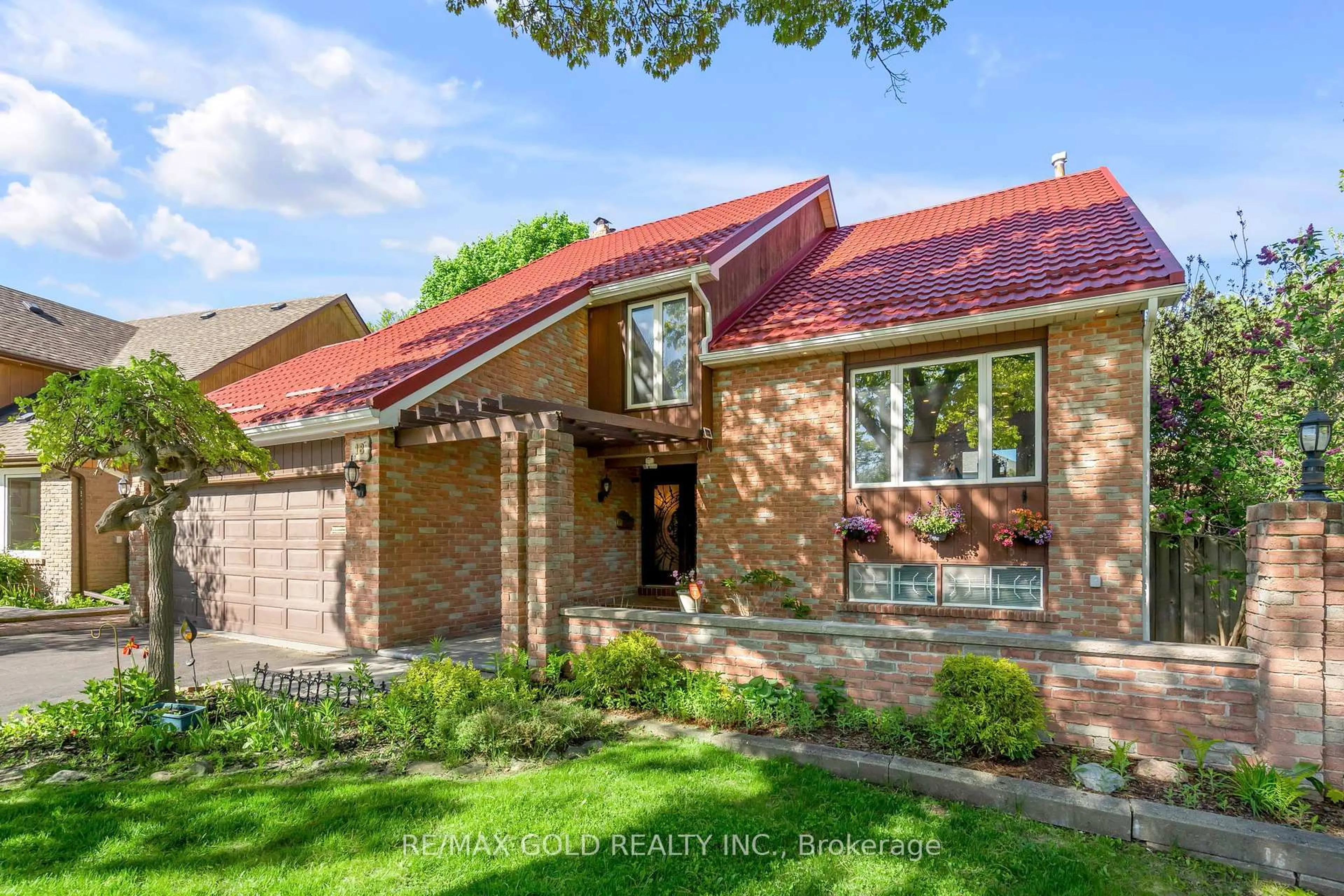 Home with brick exterior material, street for 18 Trillium Crt, Brampton Ontario L6S 3L8