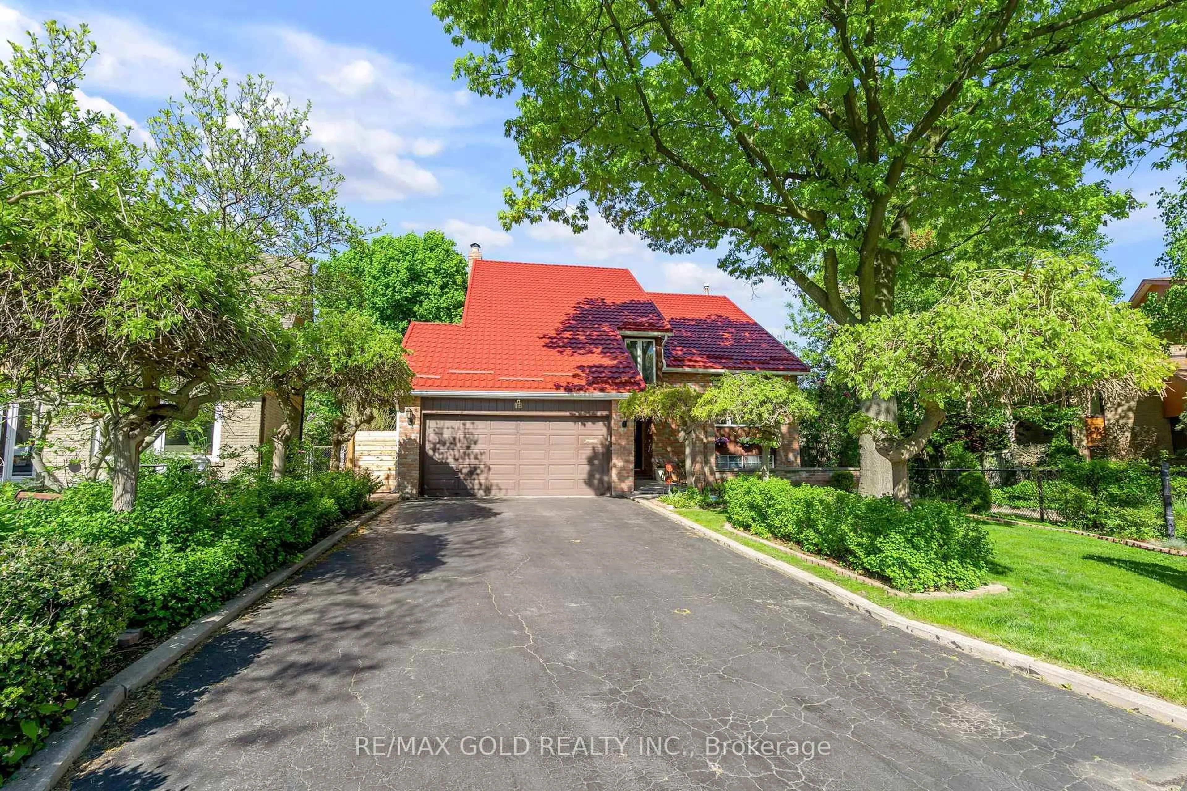 A pic from outside/outdoor area/front of a property/back of a property/a pic from drone, street for 18 Trillium Crt, Brampton Ontario L6S 3L8
