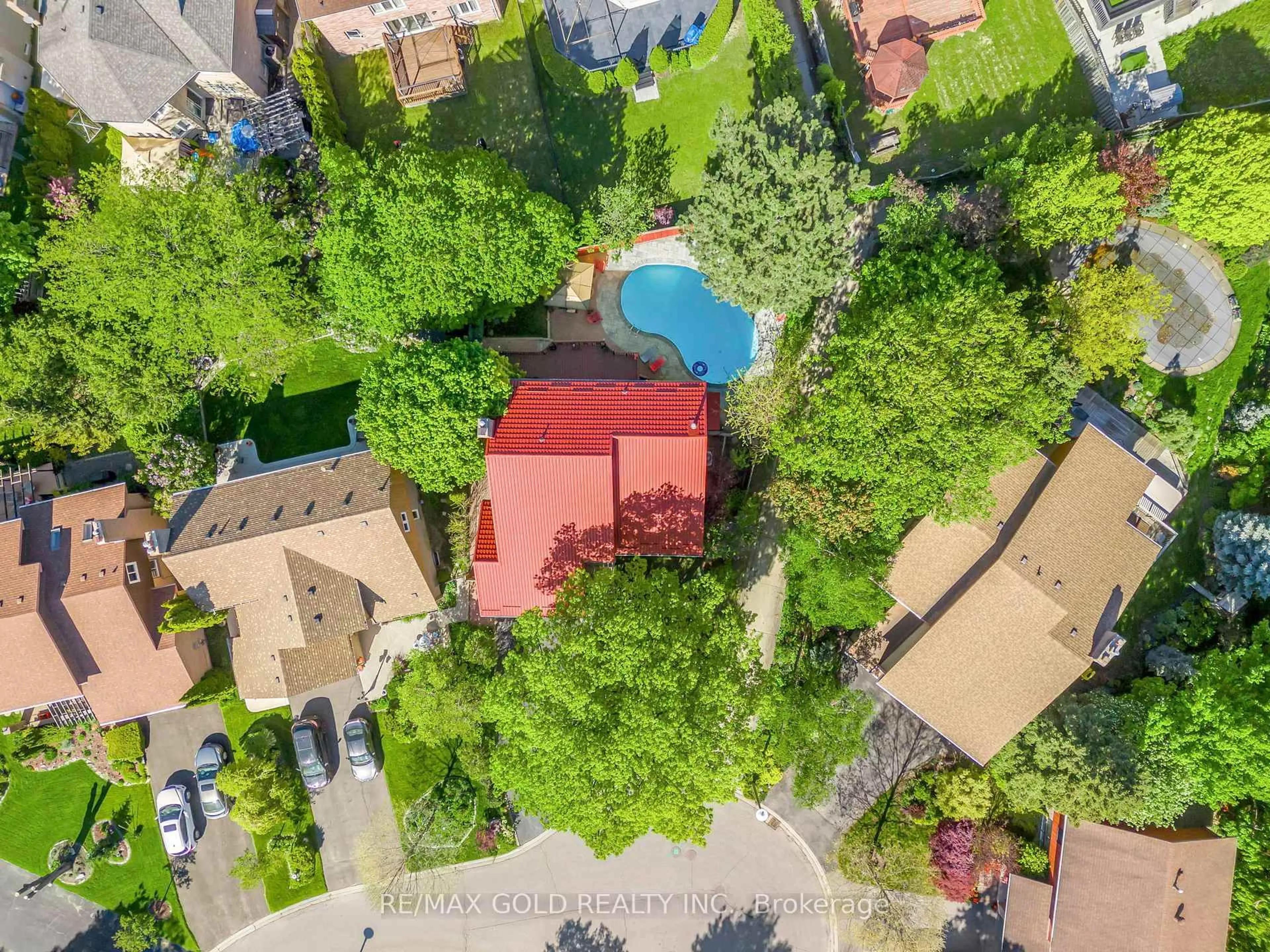 A pic from outside/outdoor area/front of a property/back of a property/a pic from drone, city buildings view from balcony for 18 Trillium Crt, Brampton Ontario L6S 3L8