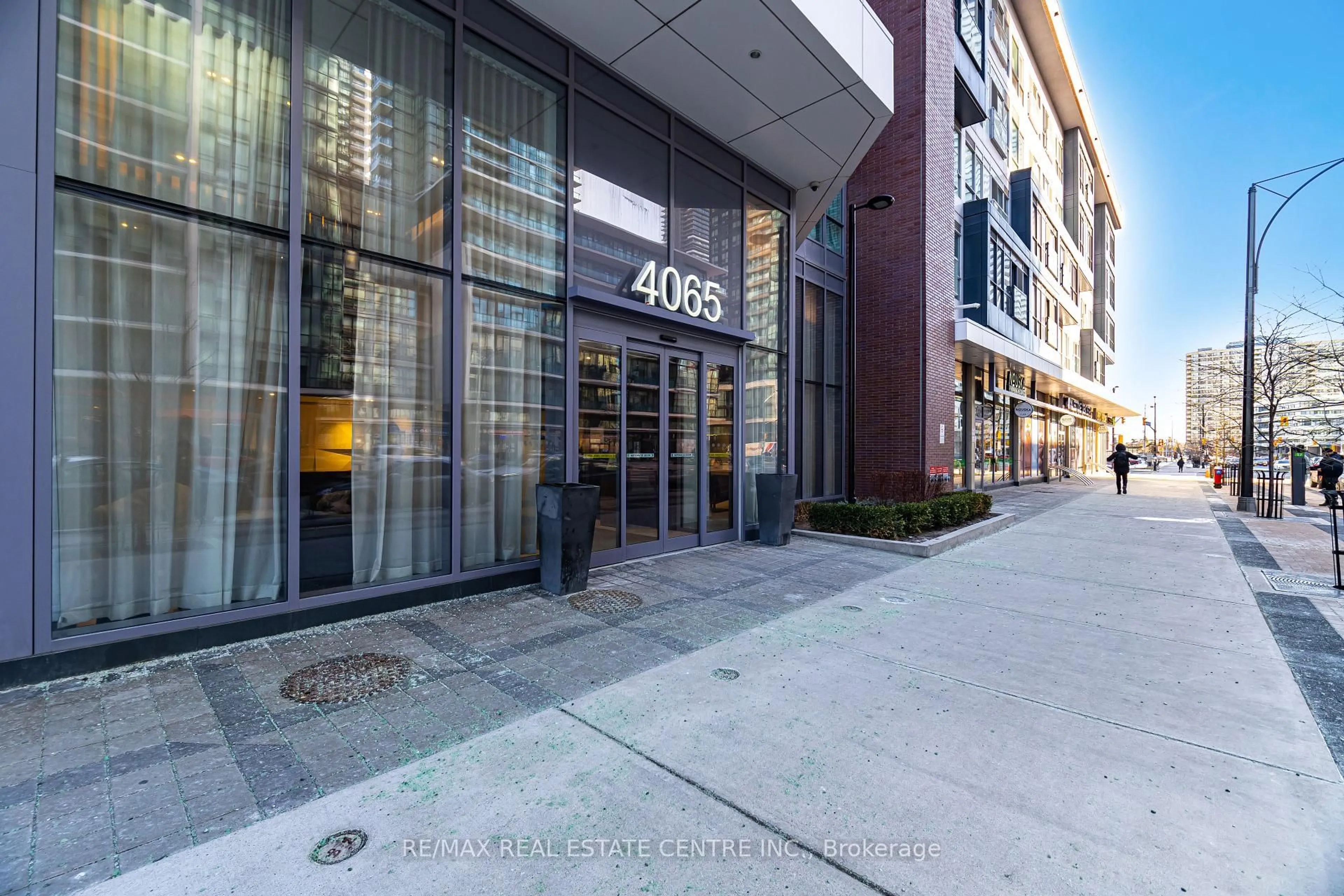 Indoor foyer for 4065 Confederation Pkwy #4302, Mississauga Ontario L5B 0L4